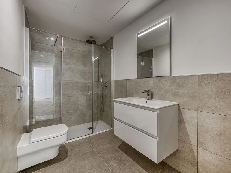 This brand-new, unfurnished resale penthouse offers refined contemporary living in a prime location on the New Golden Mile, just 10 minutes from both Estepona and Marbella.