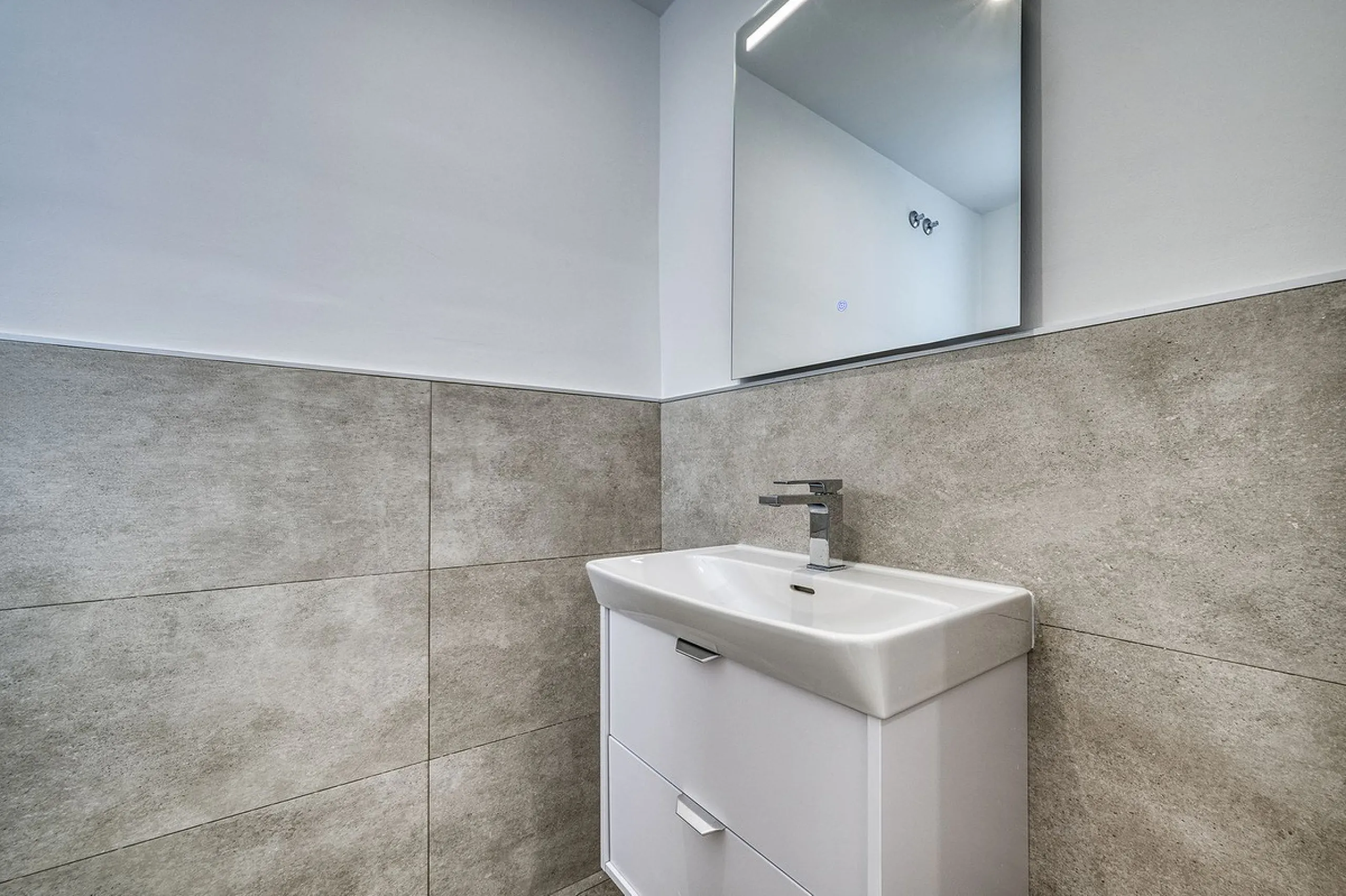 This brand-new, unfurnished resale penthouse offers refined contemporary living in a prime location on the New Golden Mile, just 10 minutes from both Estepona and Marbella.