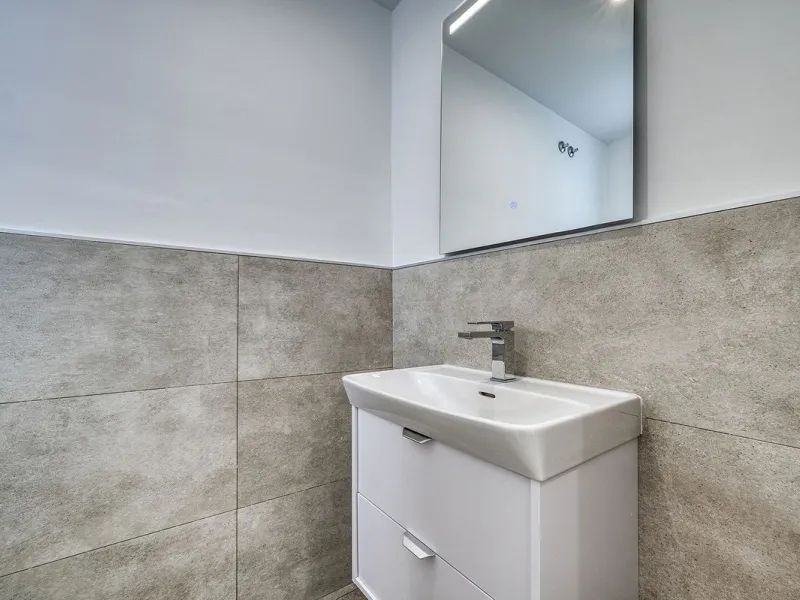 This brand-new, unfurnished resale penthouse offers refined contemporary living in a prime location on the New Golden Mile, just 10 minutes from both Estepona and Marbella.