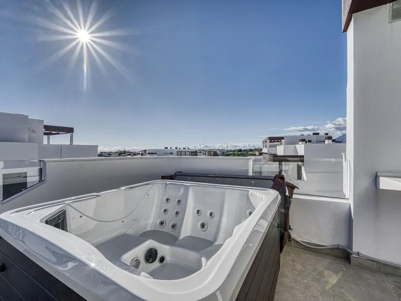 This brand-new, unfurnished resale penthouse offers refined contemporary living in a prime location on the New Golden Mile, just 10 minutes from both Estepona and Marbella.