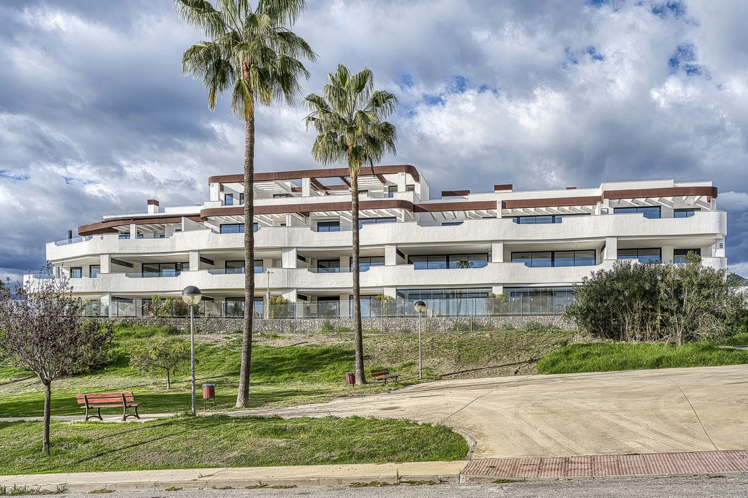 This brand-new, unfurnished resale penthouse offers refined contemporary living in a prime location on the New Golden Mile, just 10 minutes from both Estepona and Marbella.