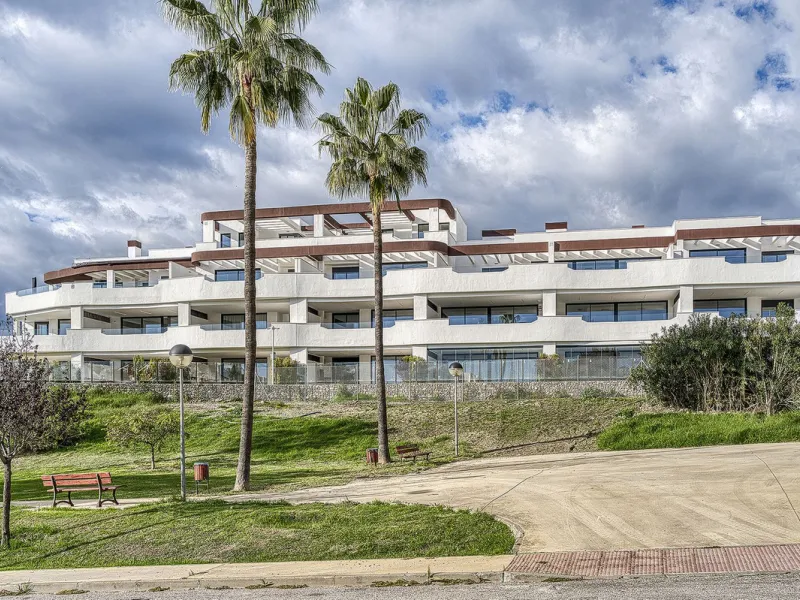 This brand-new, unfurnished resale penthouse offers refined contemporary living in a prime location on the New Golden Mile, just 10 minutes from both Estepona and Marbella.