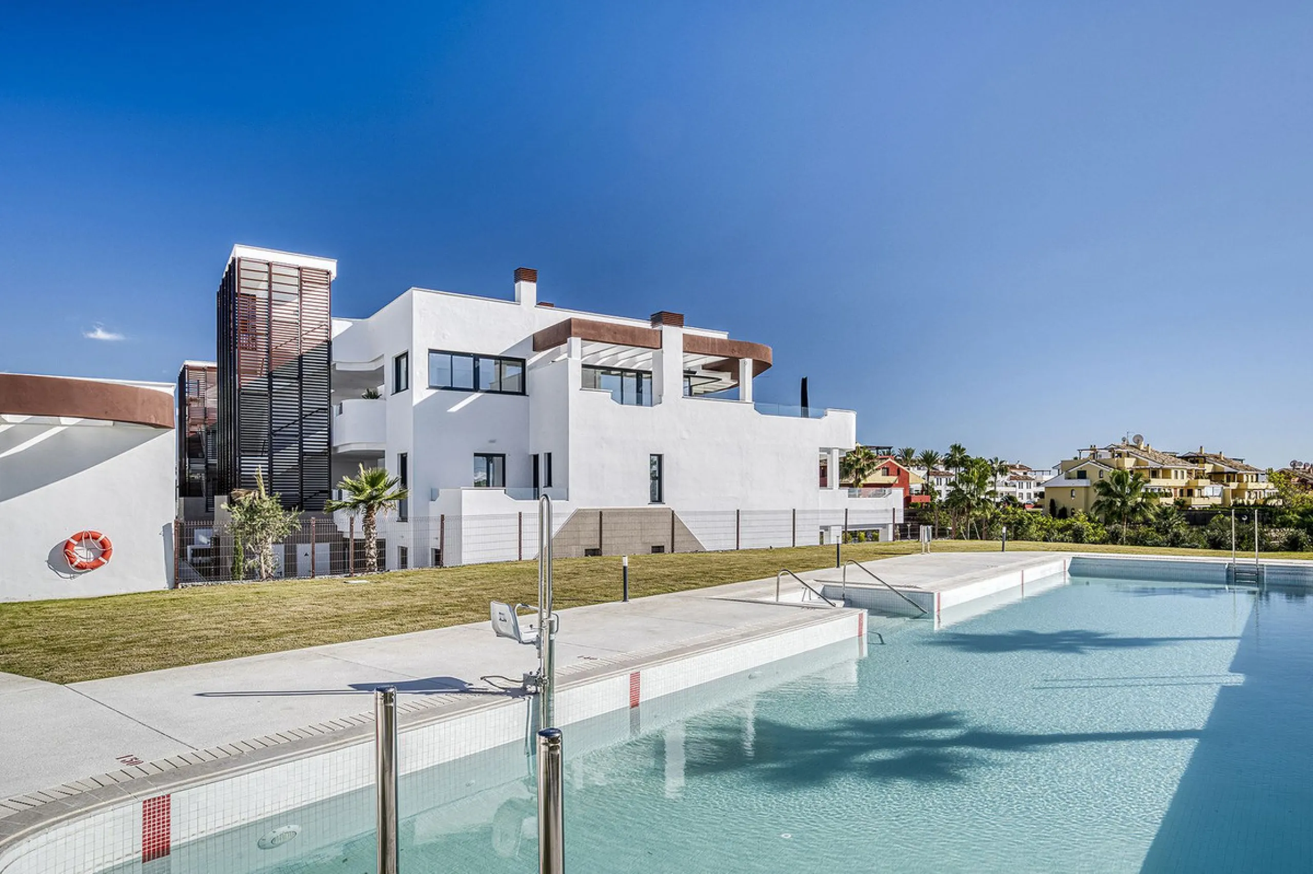 This brand-new, unfurnished resale penthouse offers refined contemporary living in a prime location on the New Golden Mile, just 10 minutes from both Estepona and Marbella.