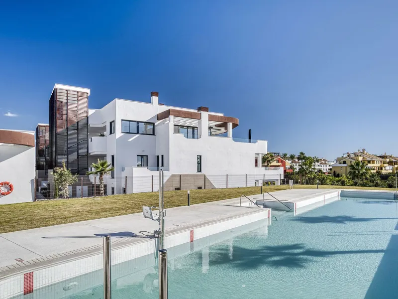 This brand-new, unfurnished resale penthouse offers refined contemporary living in a prime location on the New Golden Mile, just 10 minutes from both Estepona and Marbella.