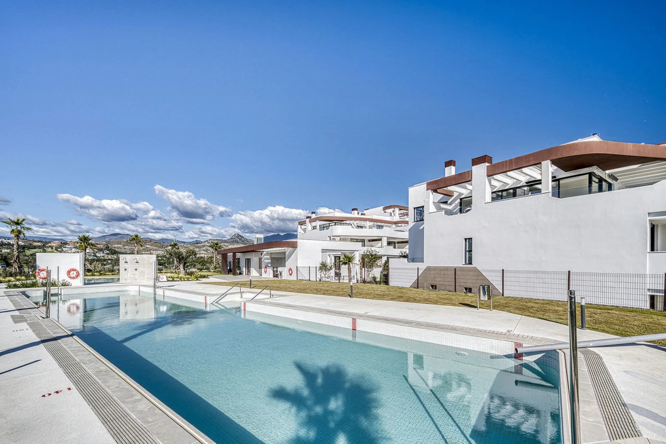 This brand-new, unfurnished resale penthouse offers refined contemporary living in a prime location on the New Golden Mile, just 10 minutes from both Estepona and Marbella.