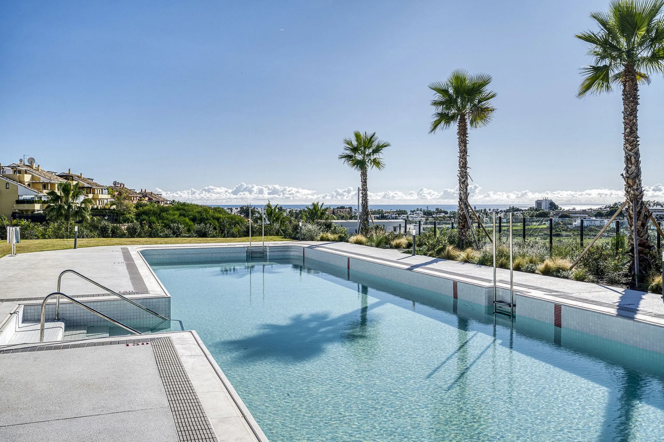This brand-new, unfurnished resale penthouse offers refined contemporary living in a prime location on the New Golden Mile, just 10 minutes from both Estepona and Marbella.