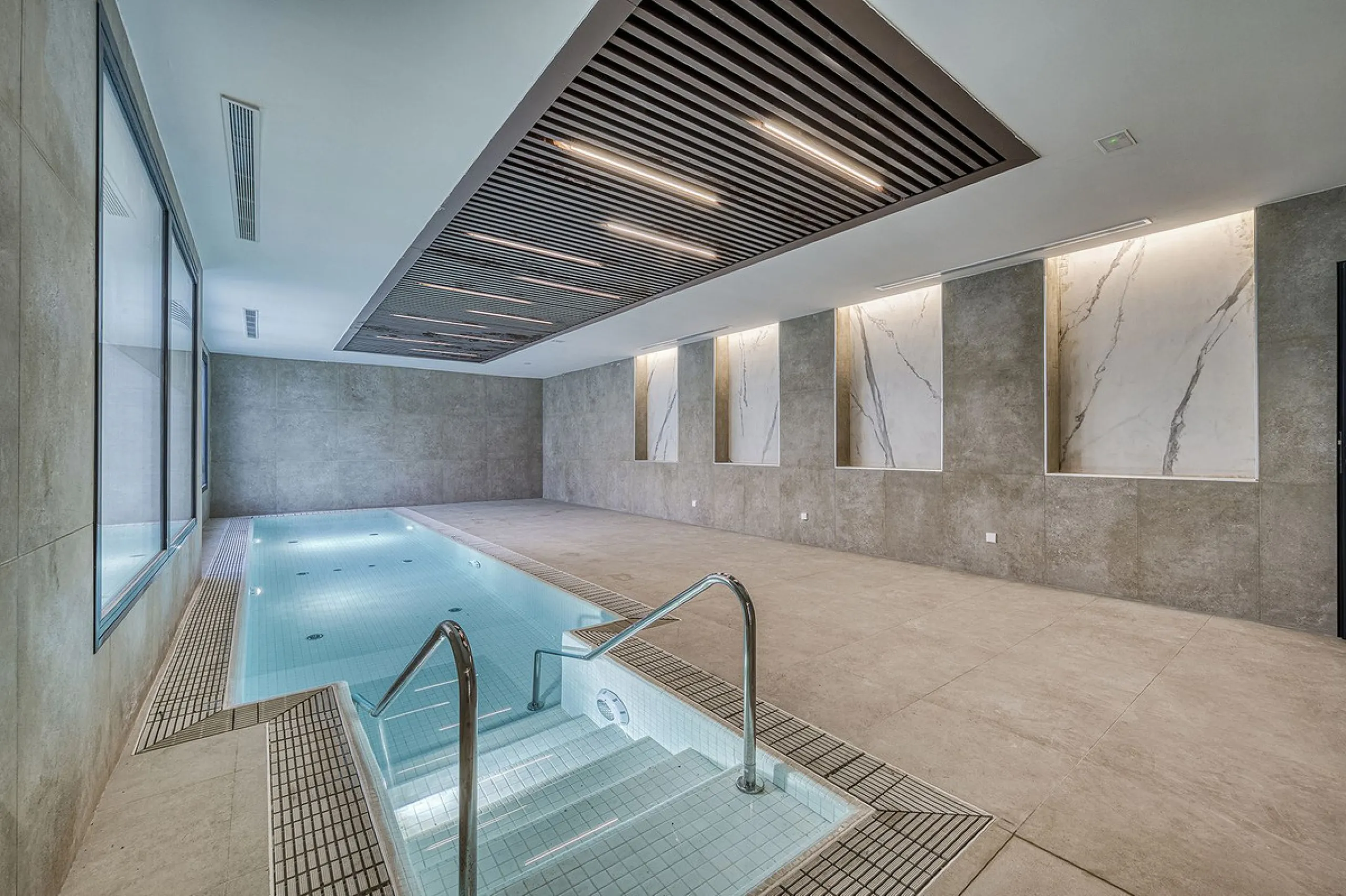 This brand-new, unfurnished resale penthouse offers refined contemporary living in a prime location on the New Golden Mile, just 10 minutes from both Estepona and Marbella.
