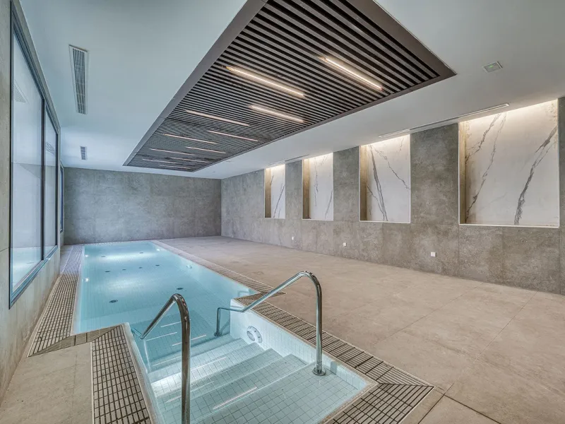 This brand-new, unfurnished resale penthouse offers refined contemporary living in a prime location on the New Golden Mile, just 10 minutes from both Estepona and Marbella.
