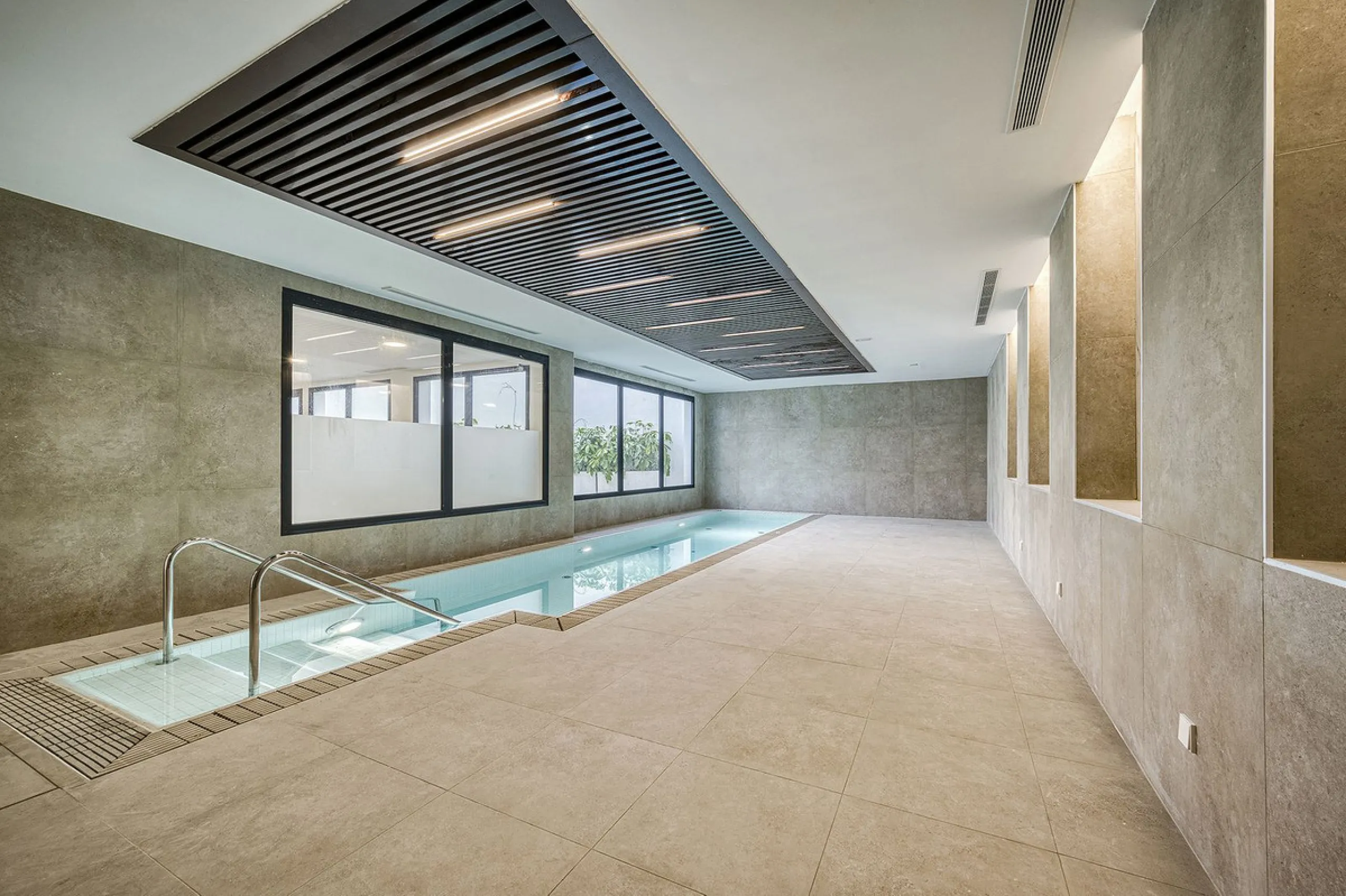 This brand-new, unfurnished resale penthouse offers refined contemporary living in a prime location on the New Golden Mile, just 10 minutes from both Estepona and Marbella.