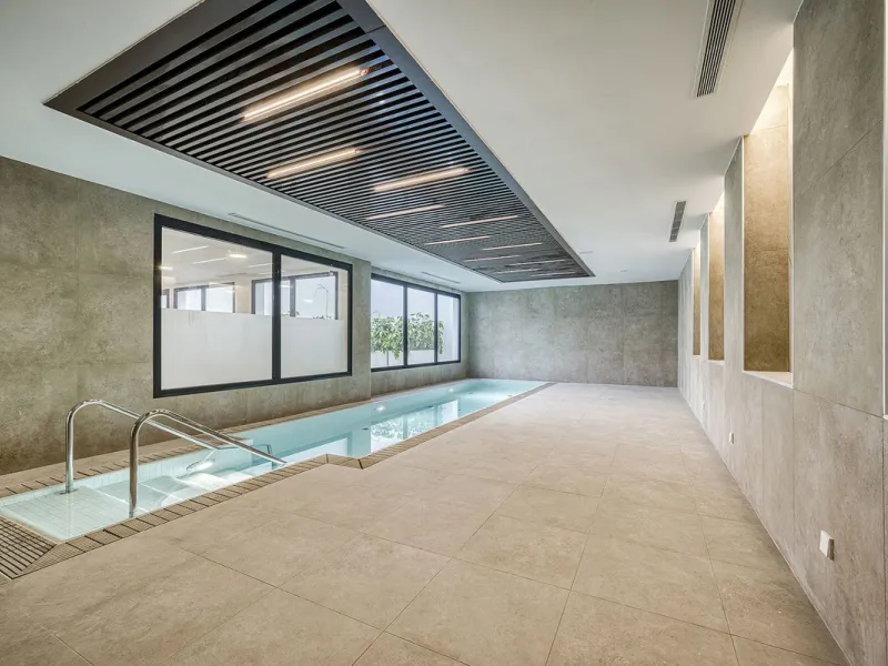 This brand-new, unfurnished resale penthouse offers refined contemporary living in a prime location on the New Golden Mile, just 10 minutes from both Estepona and Marbella.