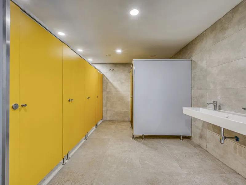 This brand-new, unfurnished resale penthouse offers refined contemporary living in a prime location on the New Golden Mile, just 10 minutes from both Estepona and Marbella.