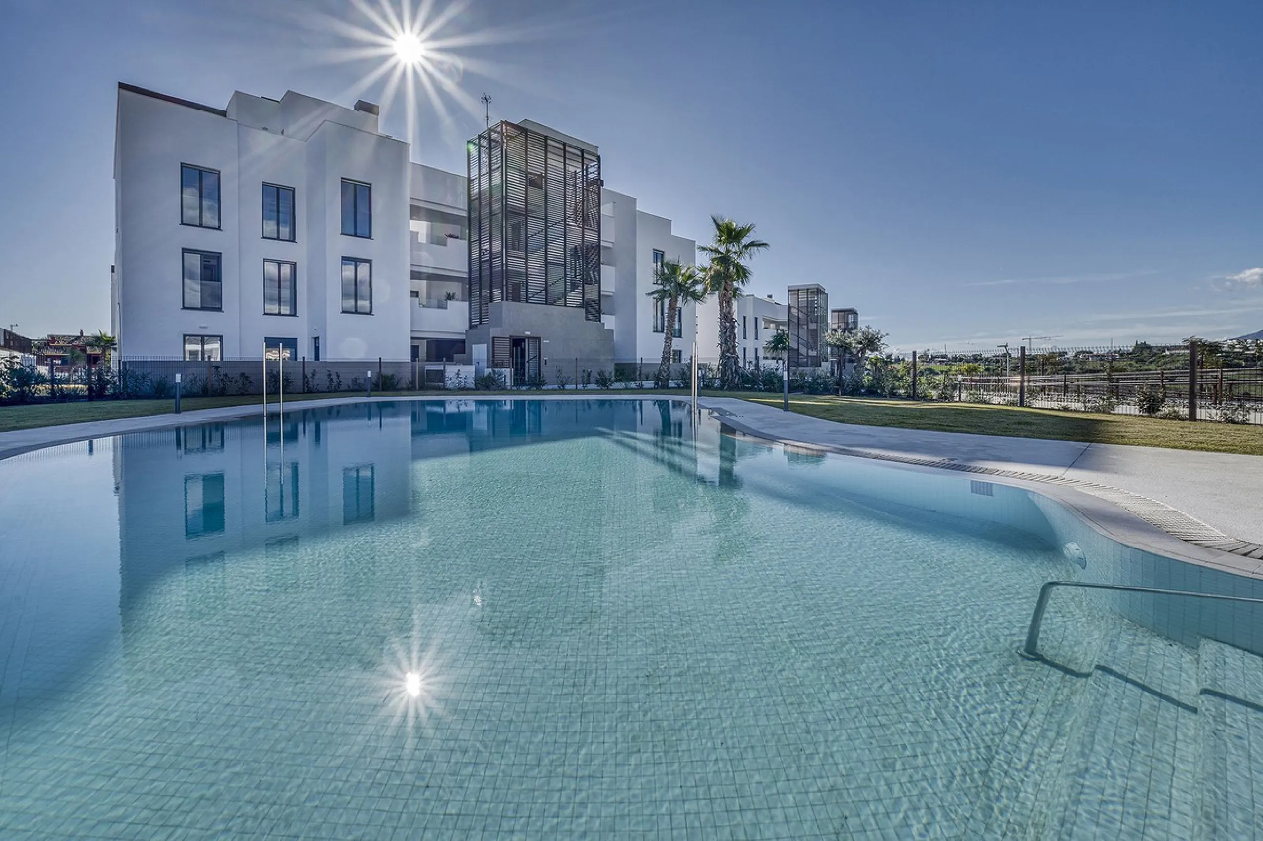 This brand-new, unfurnished resale penthouse offers refined contemporary living in a prime location on the New Golden Mile, just 10 minutes from both Estepona and Marbella.