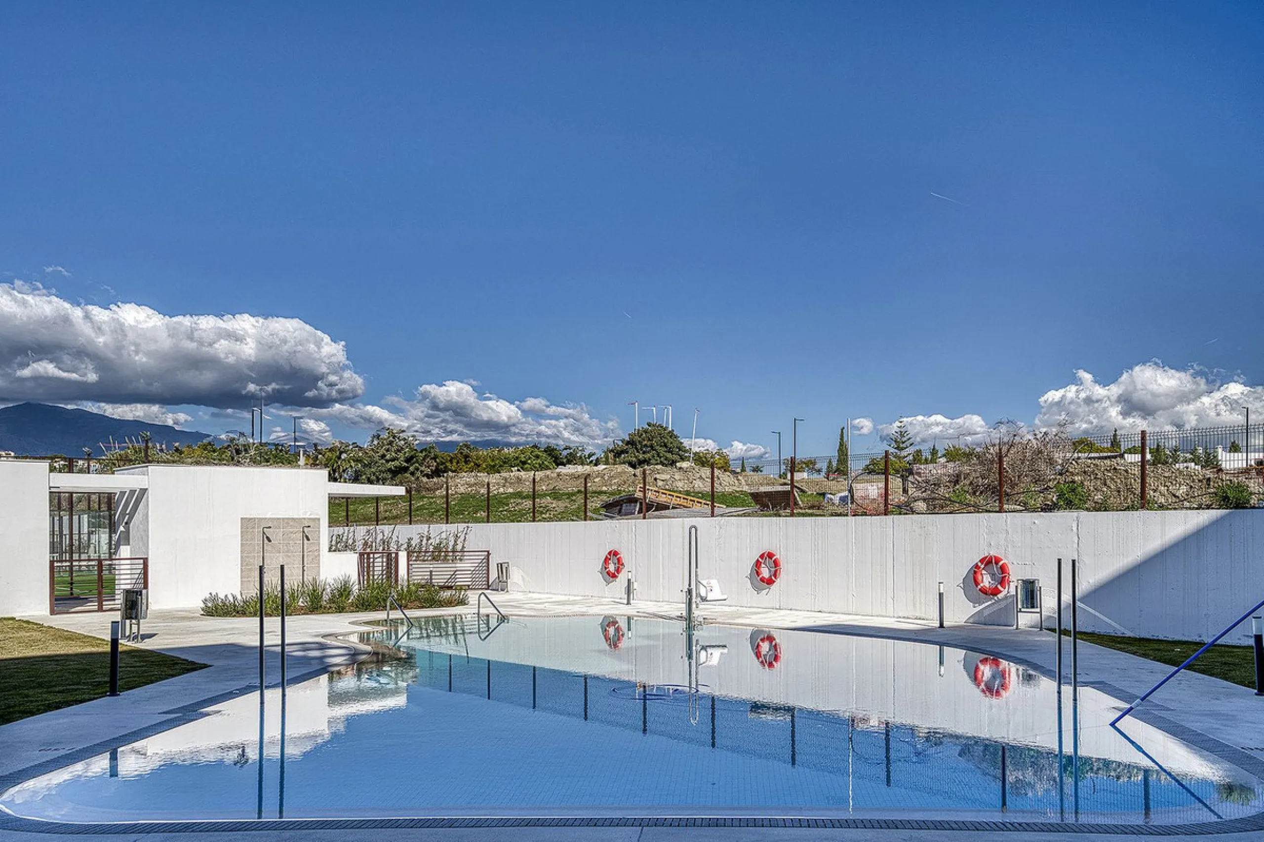 This brand-new, unfurnished resale penthouse offers refined contemporary living in a prime location on the New Golden Mile, just 10 minutes from both Estepona and Marbella.