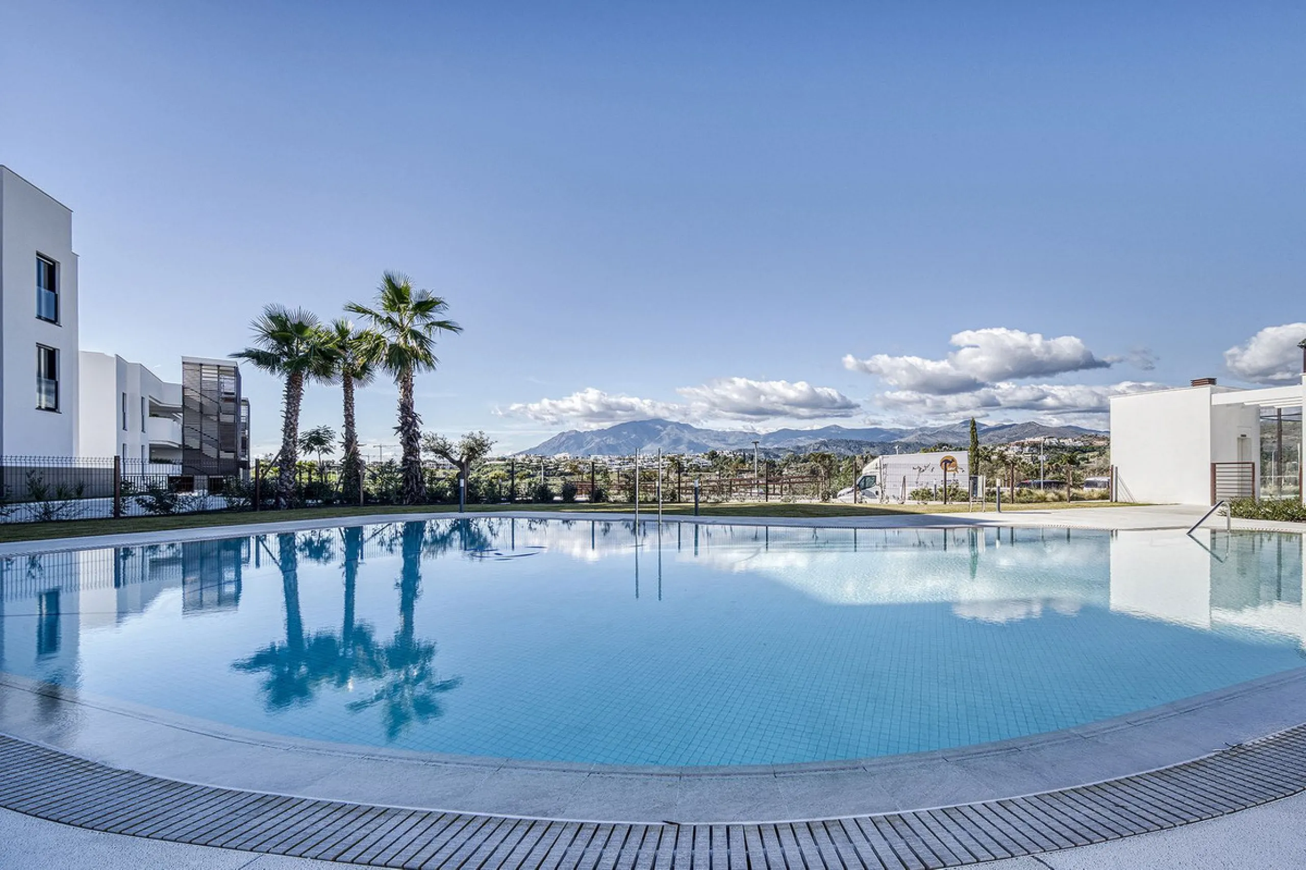 This brand-new, unfurnished resale penthouse offers refined contemporary living in a prime location on the New Golden Mile, just 10 minutes from both Estepona and Marbella.