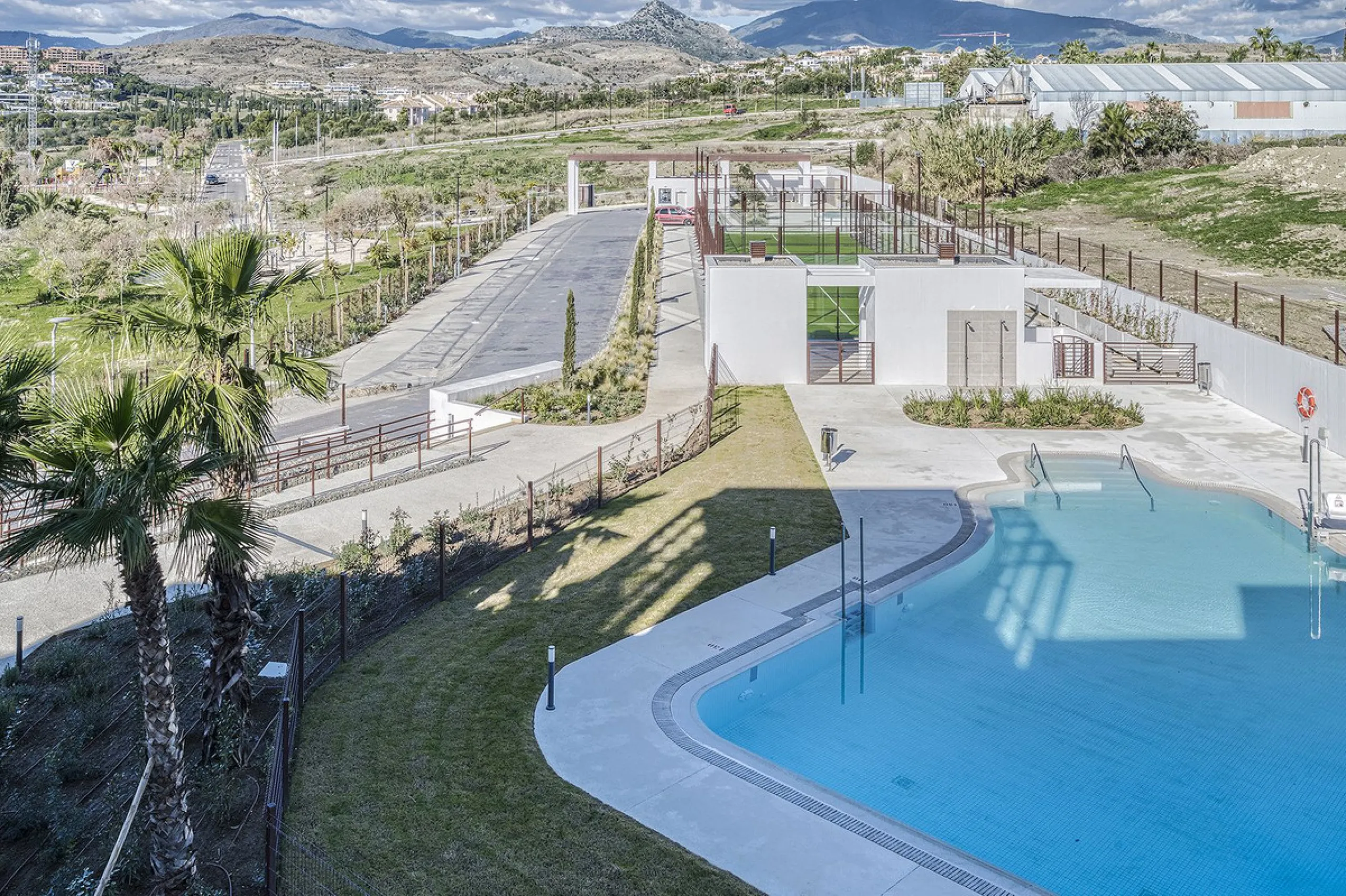 This brand-new, unfurnished resale penthouse offers refined contemporary living in a prime location on the New Golden Mile, just 10 minutes from both Estepona and Marbella.