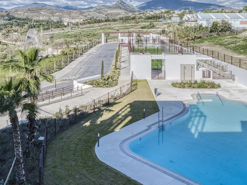 This brand-new, unfurnished resale penthouse offers refined contemporary living in a prime location on the New Golden Mile, just 10 minutes from both Estepona and Marbella.