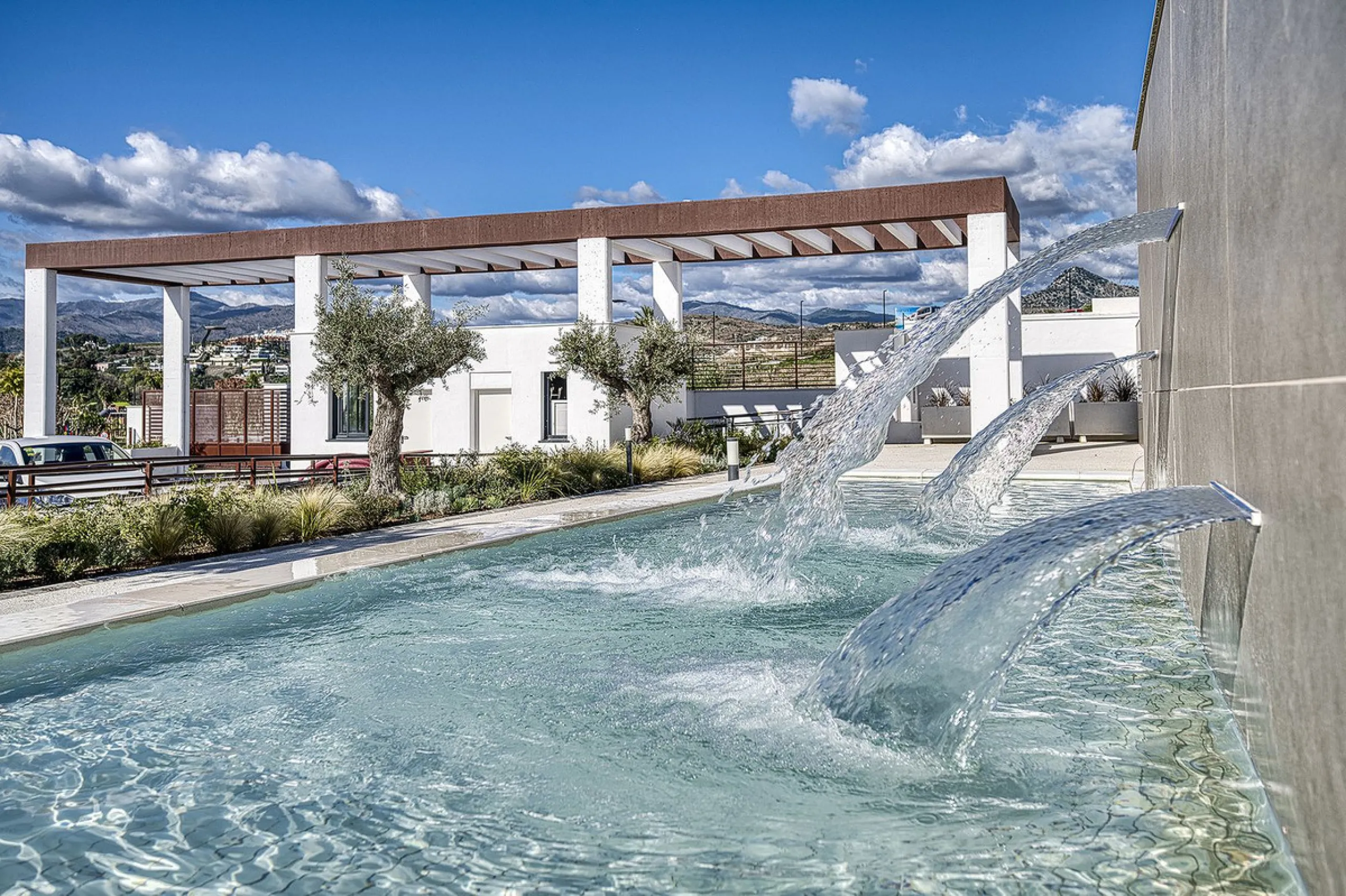 This brand-new, unfurnished resale penthouse offers refined contemporary living in a prime location on the New Golden Mile, just 10 minutes from both Estepona and Marbella.