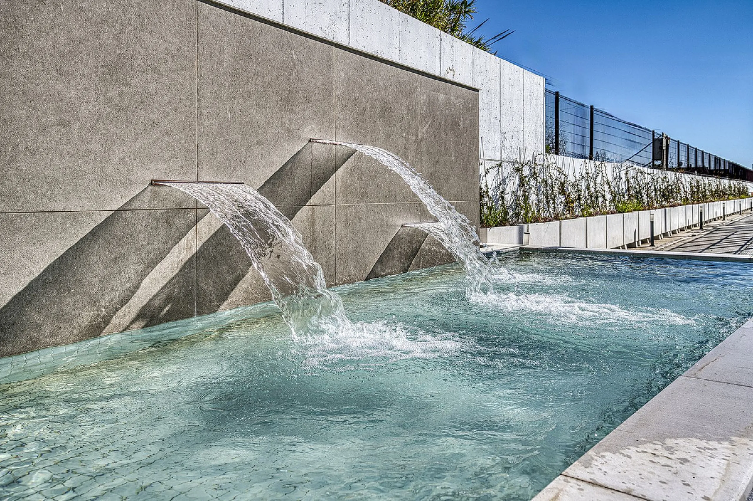 This brand-new, unfurnished resale penthouse offers refined contemporary living in a prime location on the New Golden Mile, just 10 minutes from both Estepona and Marbella.