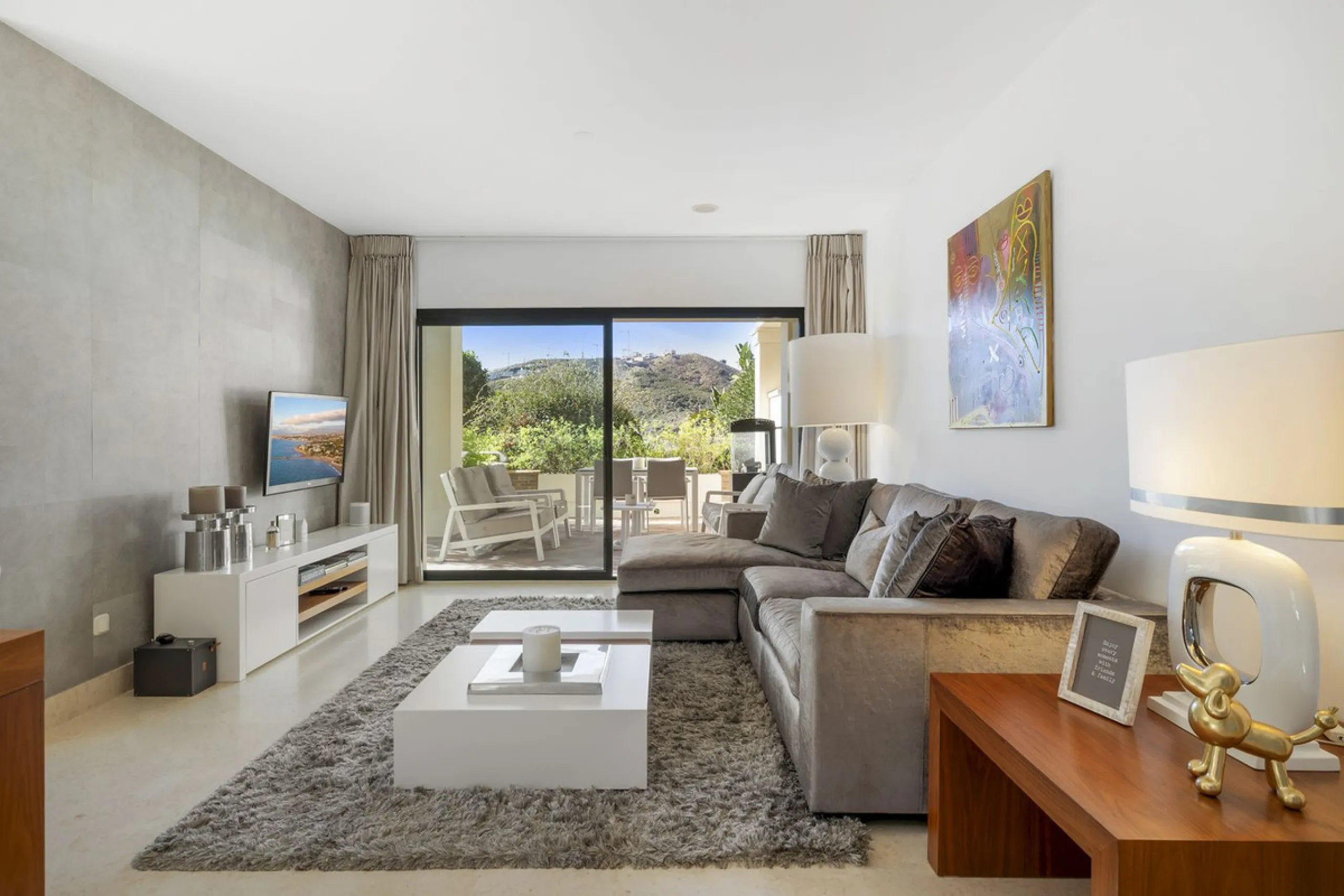 Apartment - Ground Floor Apartment в продаже в Benahavís, Málaga. В доме 2 спален и 3 ванных комнат. Площадь дома 130 м²