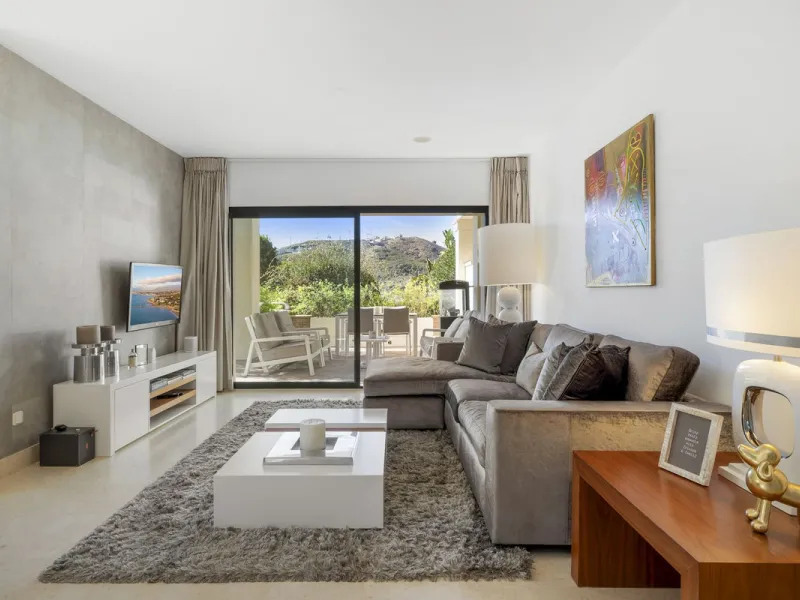 Apartment - Ground Floor Apartment в продаже в Benahavís, Málaga. В доме 2 спален и 3 ванных комнат. Площадь дома 130 м²