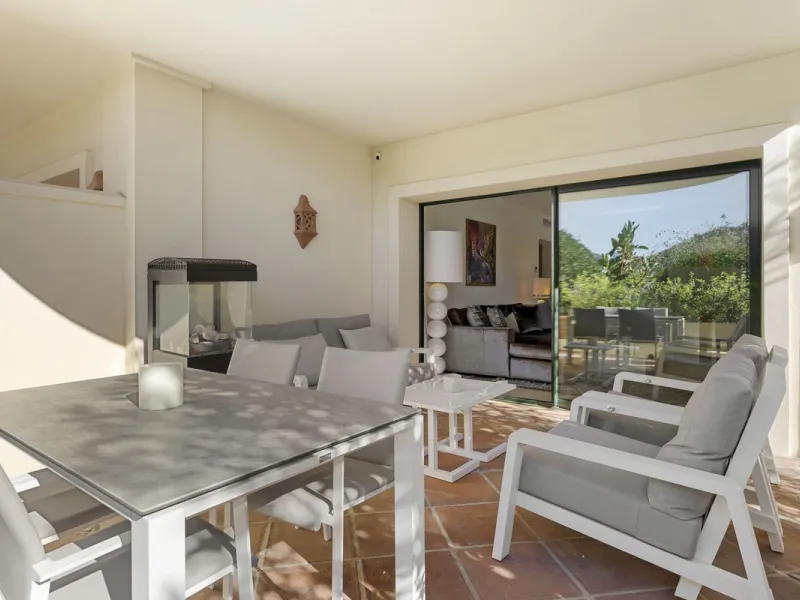 Apartment - Ground Floor Apartment в продаже в Benahavís, Málaga. В доме 2 спален и 3 ванных комнат. Площадь дома 130 м²