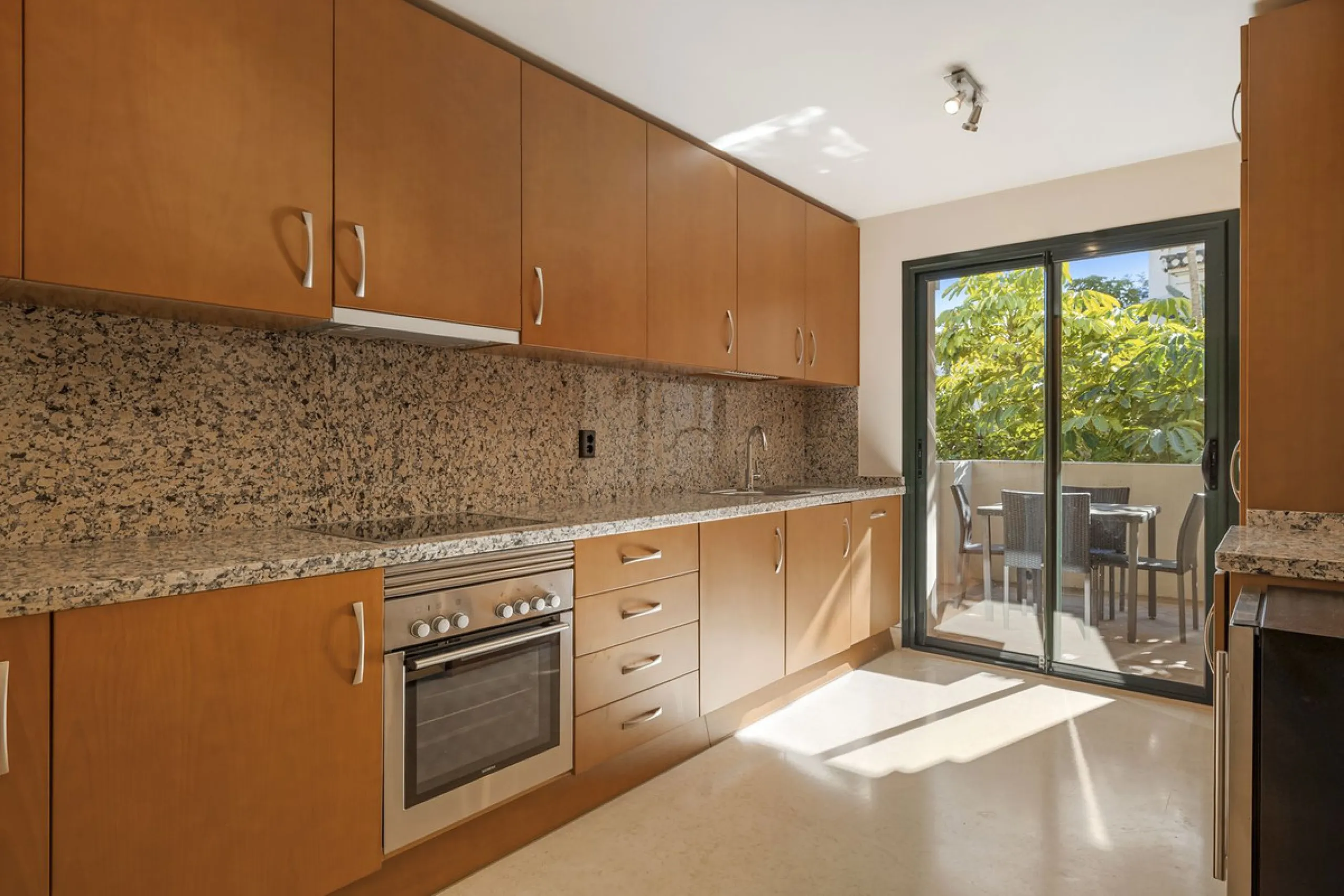 Apartment - Ground Floor Apartment в продаже в Benahavís, Málaga. В доме 2 спален и 3 ванных комнат. Площадь дома 130 м²