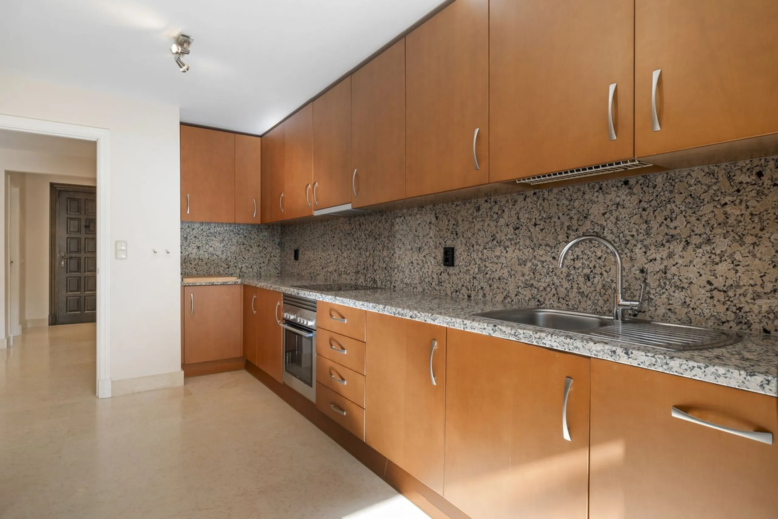 Apartment - Ground Floor Apartment в продаже в Benahavís, Málaga. В доме 2 спален и 3 ванных комнат. Площадь дома 130 м²