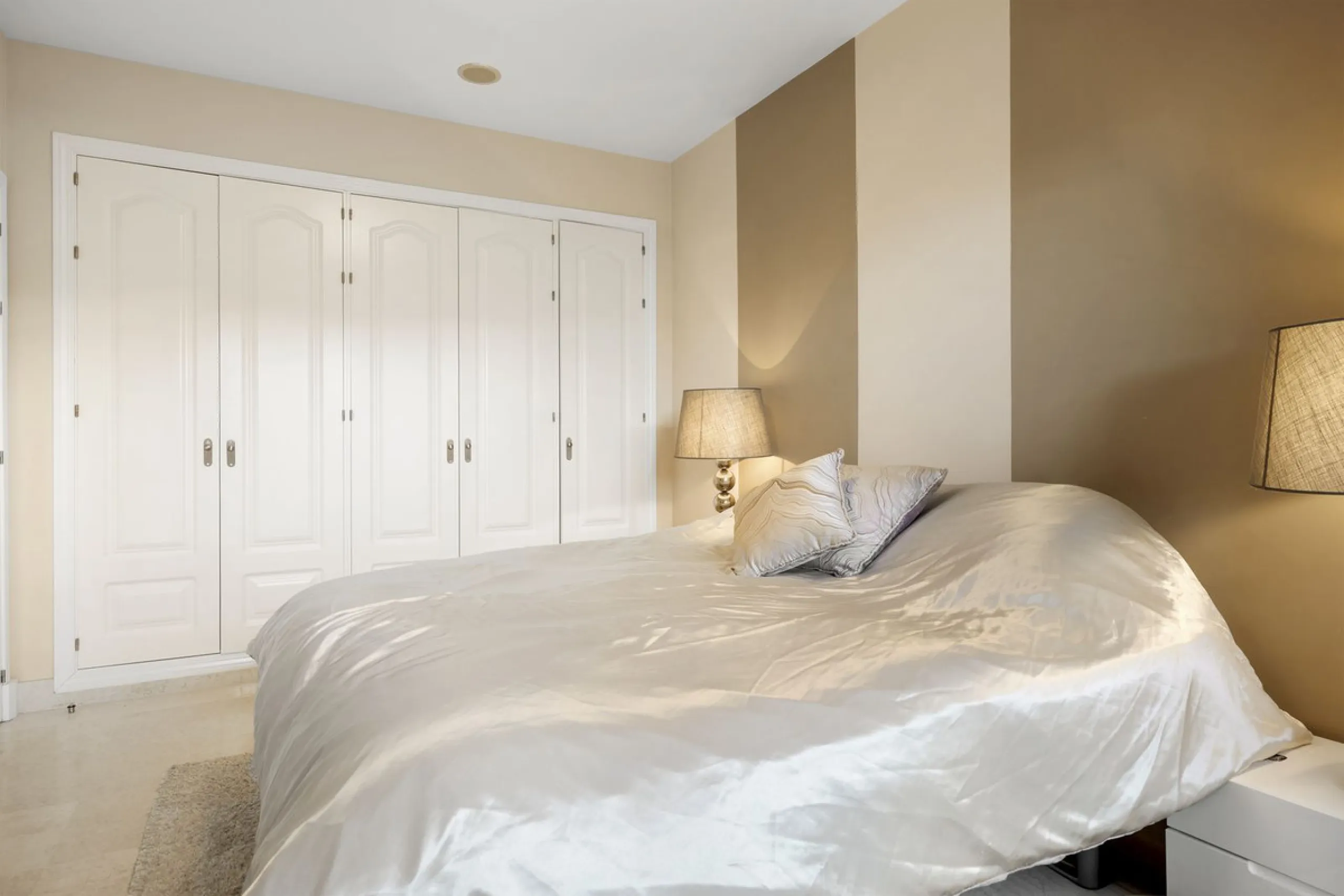 Apartment - Ground Floor Apartment в продаже в Benahavís, Málaga. В доме 2 спален и 3 ванных комнат. Площадь дома 130 м²