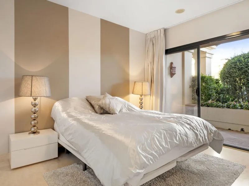 Apartment - Ground Floor Apartment в продаже в Benahavís, Málaga. В доме 2 спален и 3 ванных комнат. Площадь дома 130 м²
