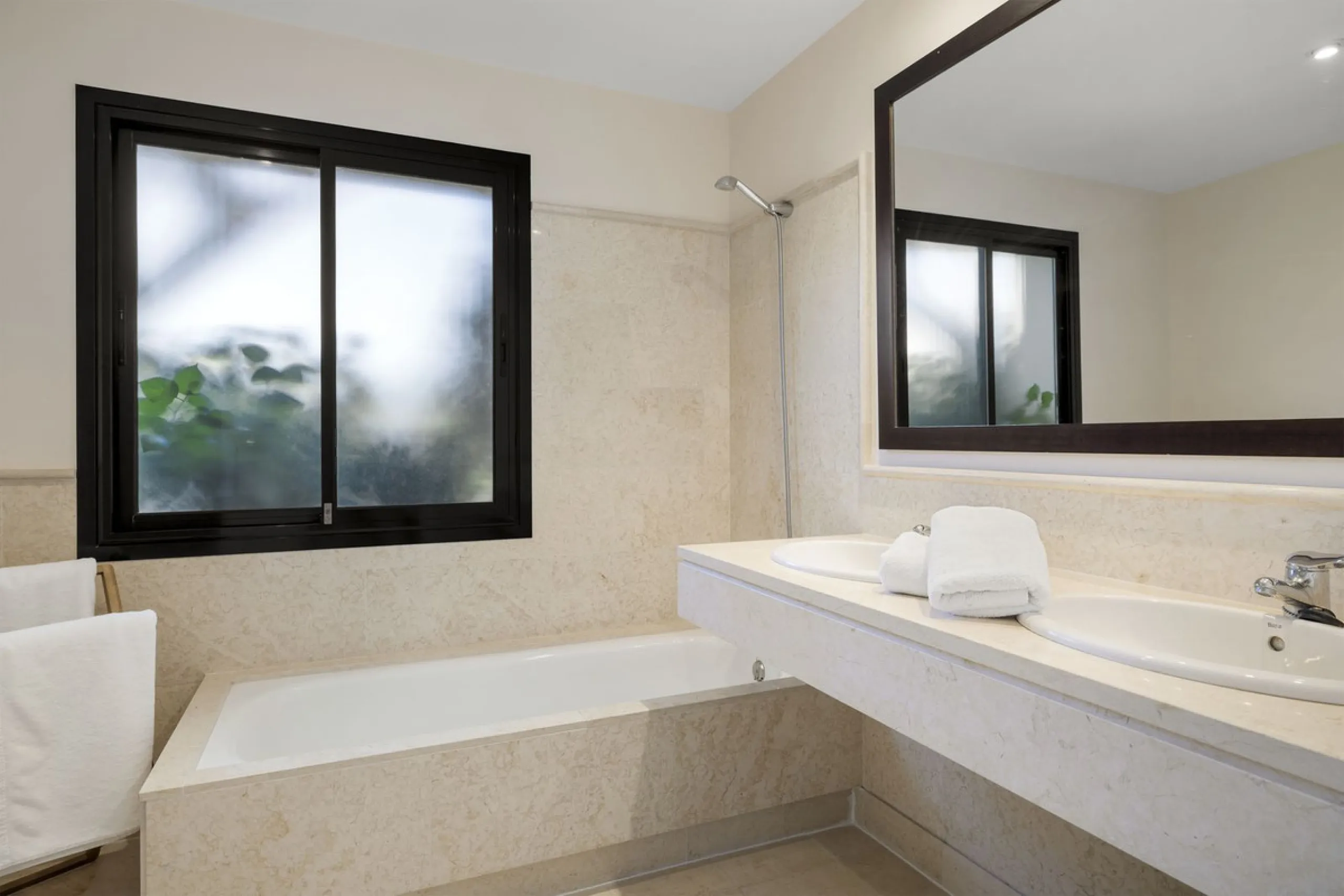 Apartment - Ground Floor Apartment в продаже в Benahavís, Málaga. В доме 2 спален и 3 ванных комнат. Площадь дома 130 м²