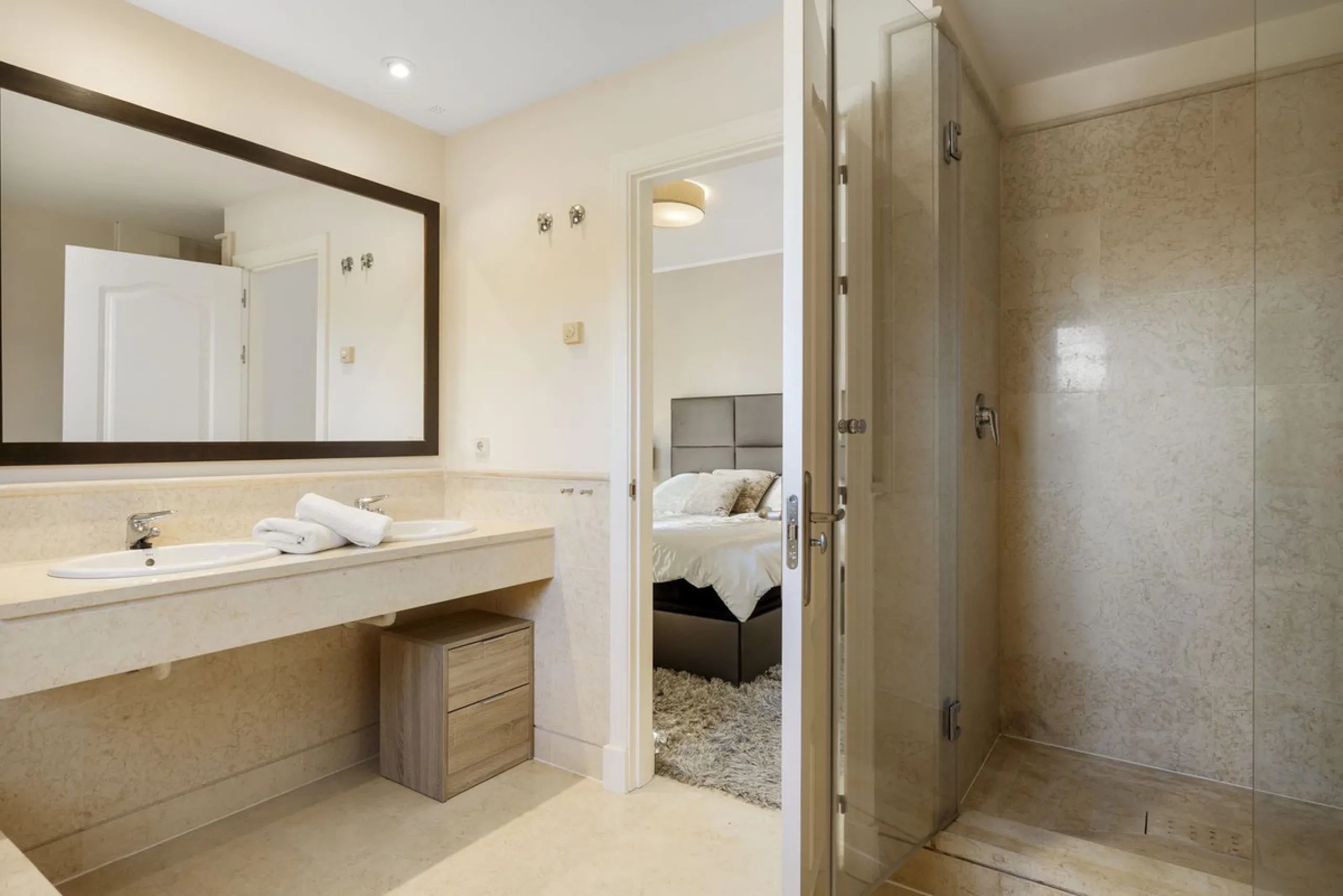 Apartment - Ground Floor Apartment в продаже в Benahavís, Málaga. В доме 2 спален и 3 ванных комнат. Площадь дома 130 м²
