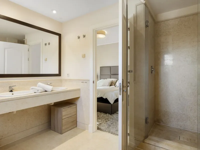 Apartment - Ground Floor Apartment в продаже в Benahavís, Málaga. В доме 2 спален и 3 ванных комнат. Площадь дома 130 м²
