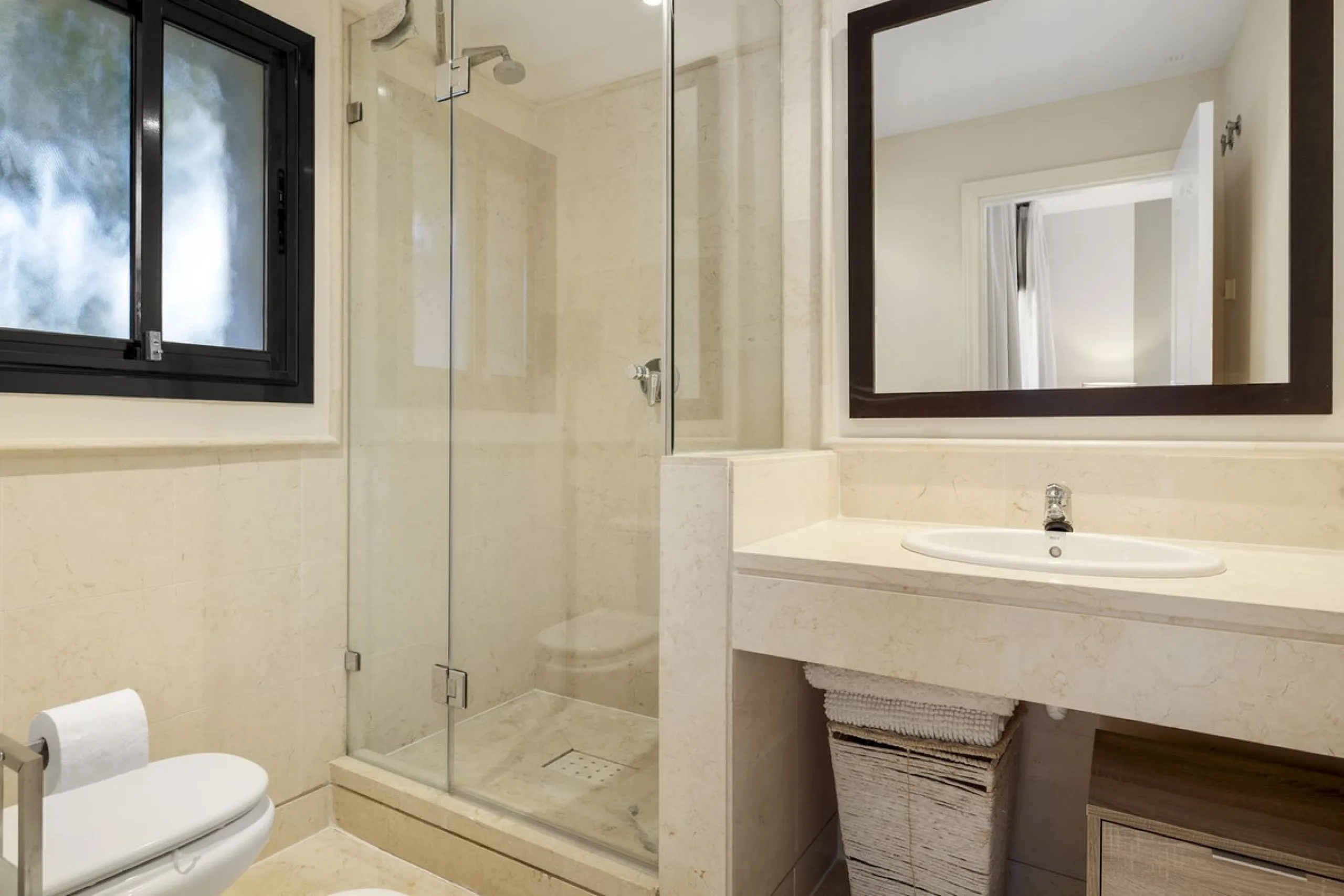 Apartment - Ground Floor Apartment в продаже в Benahavís, Málaga. В доме 2 спален и 3 ванных комнат. Площадь дома 130 м²