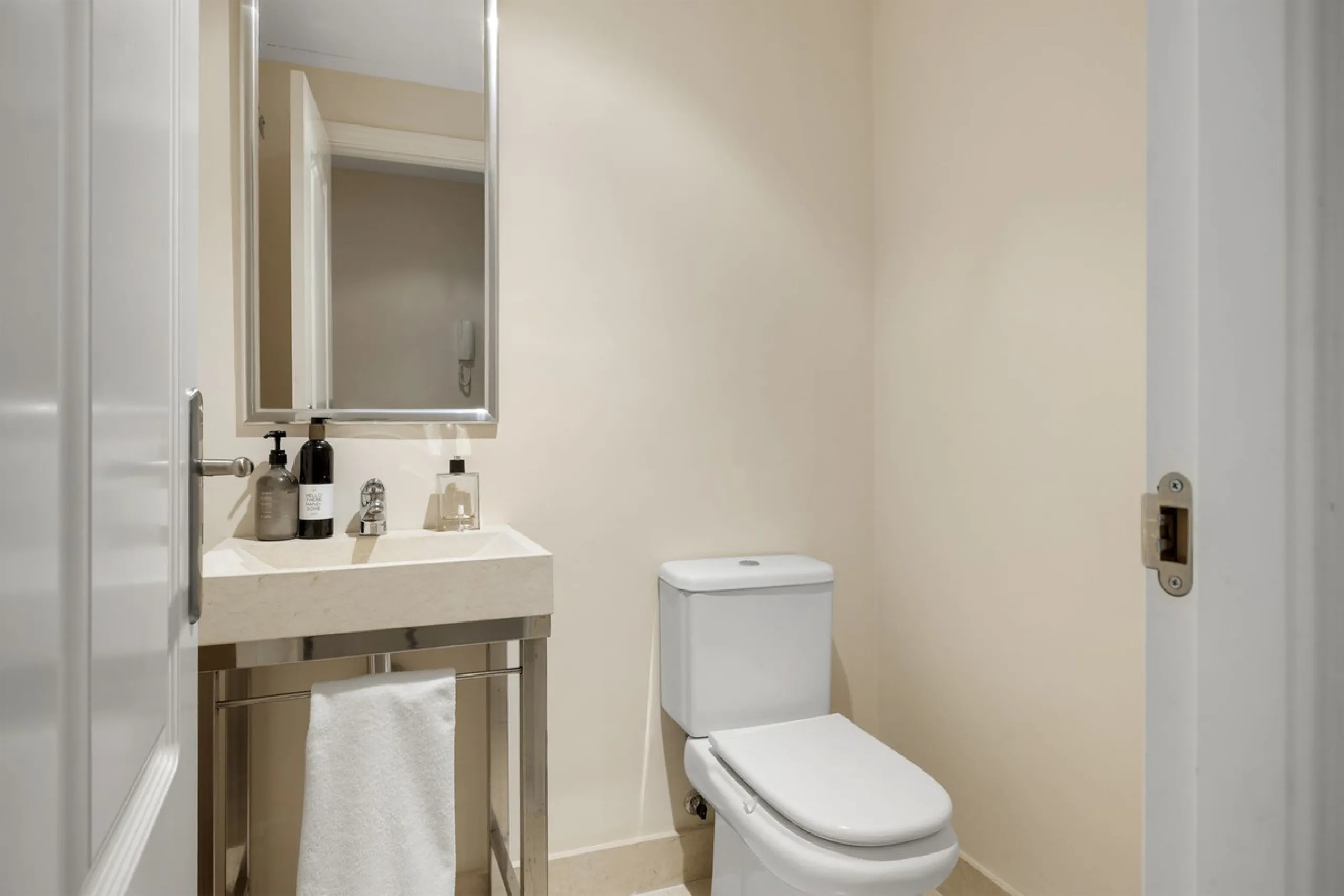 Apartment - Ground Floor Apartment в продаже в Benahavís, Málaga. В доме 2 спален и 3 ванных комнат. Площадь дома 130 м²
