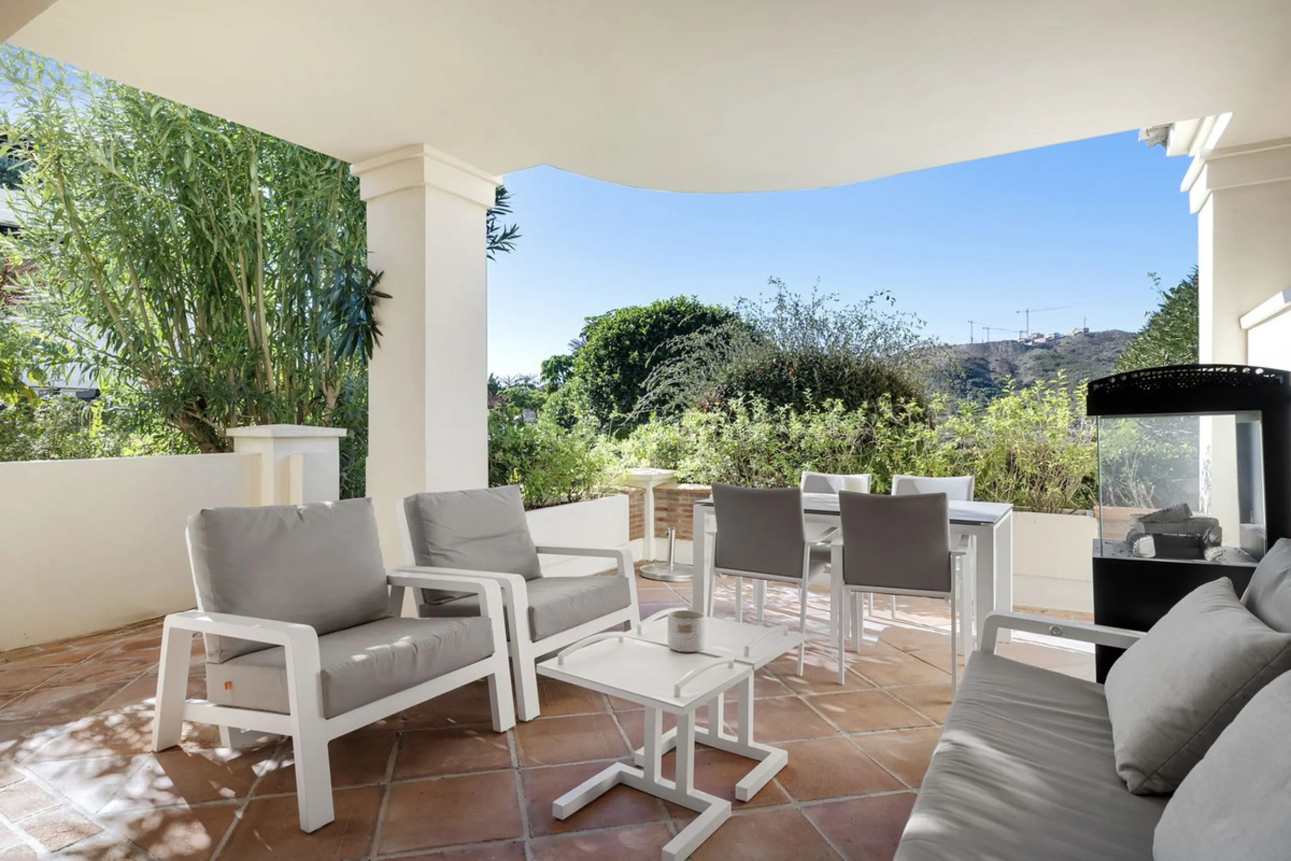 Apartment - Ground Floor Apartment в продаже в Benahavís, Málaga. В доме 2 спален и 3 ванных комнат. Площадь дома 130 м²