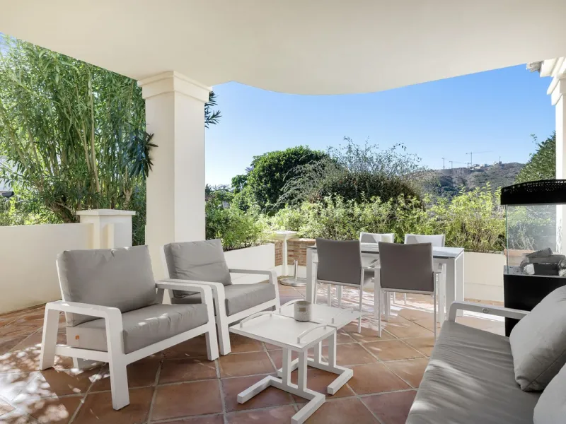 Apartment - Ground Floor Apartment в продаже в Benahavís, Málaga. В доме 2 спален и 3 ванных комнат. Площадь дома 130 м²