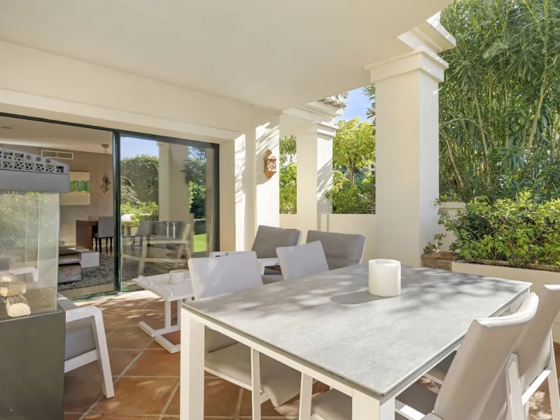 Apartment - Ground Floor Apartment в продаже в Benahavís, Málaga. В доме 2 спален и 3 ванных комнат. Площадь дома 130 м²