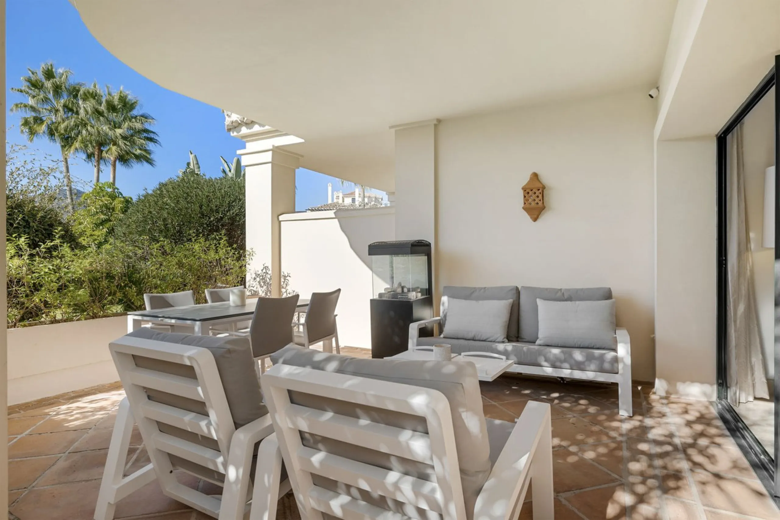 Apartment - Ground Floor Apartment в продаже в Benahavís, Málaga. В доме 2 спален и 3 ванных комнат. Площадь дома 130 м²