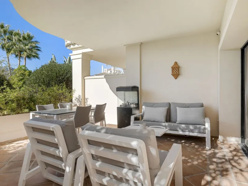 Apartment - Ground Floor Apartment в продаже в Benahavís, Málaga. В доме 2 спален и 3 ванных комнат. Площадь дома 130 м²