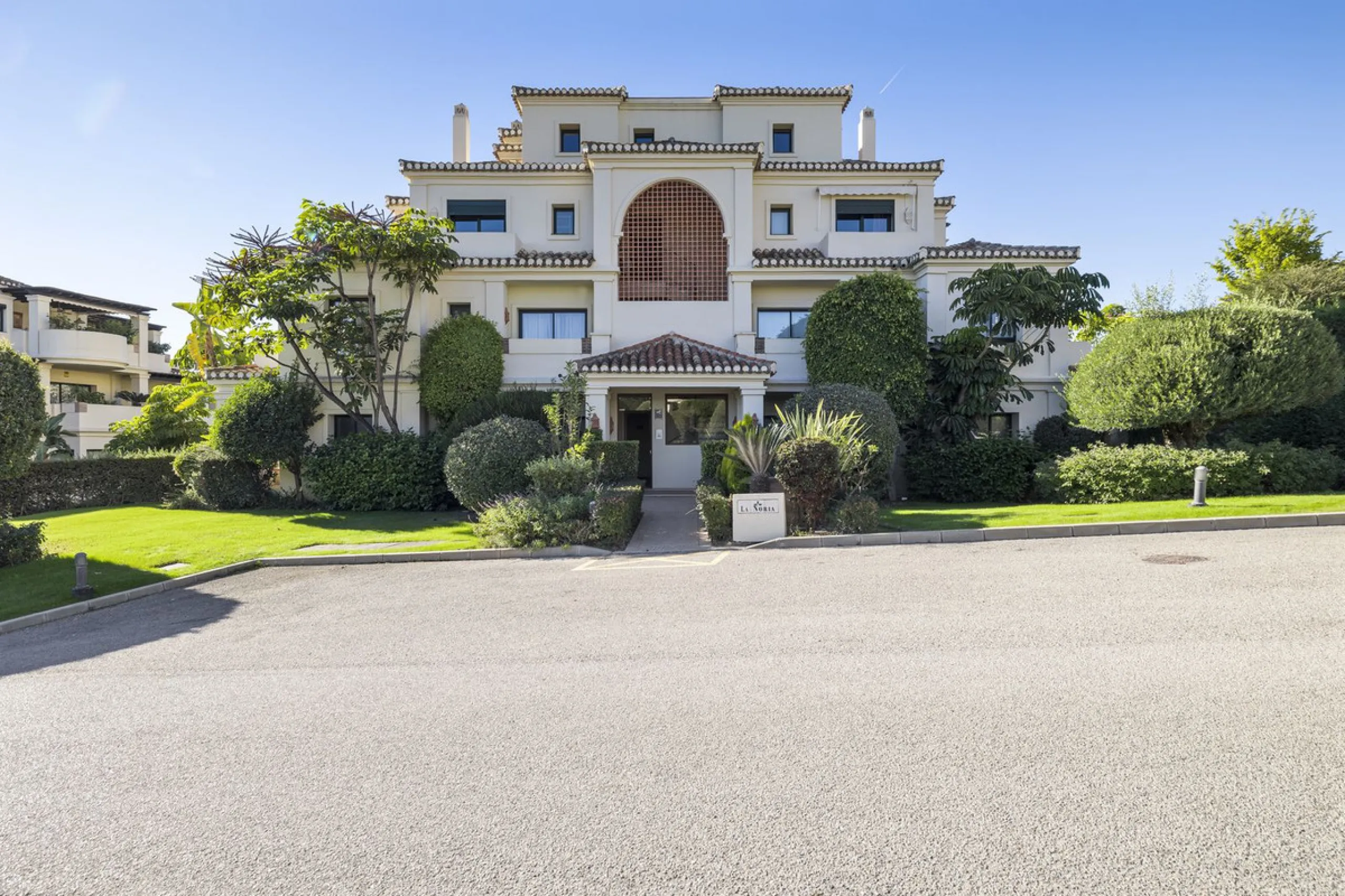 Apartment - Ground Floor Apartment в продаже в Benahavís, Málaga. В доме 2 спален и 3 ванных комнат. Площадь дома 130 м²