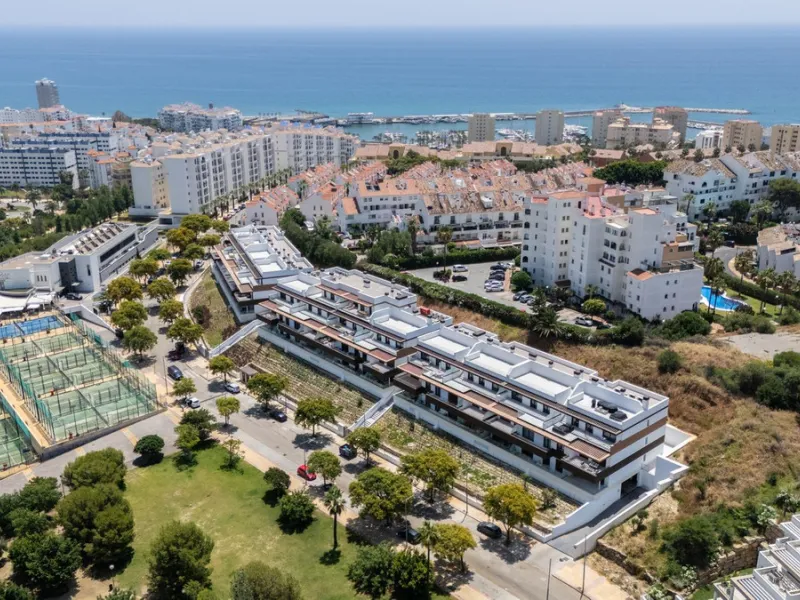 This stylish 93m² apartment with an 11m² terrace offers an ideal mix of contemporary comfort and an exceptional location. Only a 10-minute walk from the lively Estepona Port marina, the property features an airy open-plan design with a high-end kitchen, t