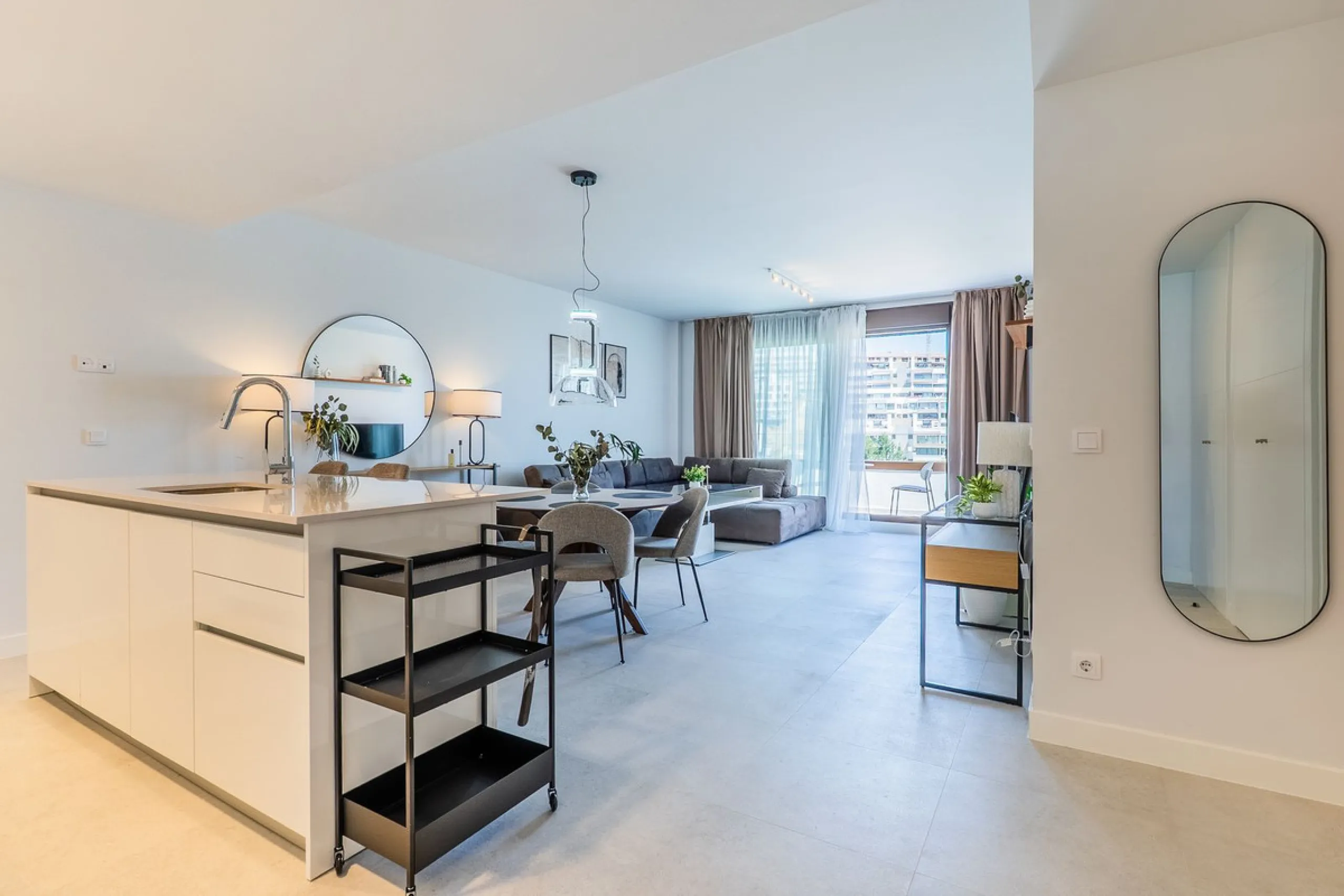 This stylish 93m² apartment with an 11m² terrace offers an ideal mix of contemporary comfort and an exceptional location. Only a 10-minute walk from the lively Estepona Port marina, the property features an airy open-plan design with a high-end kitchen, t