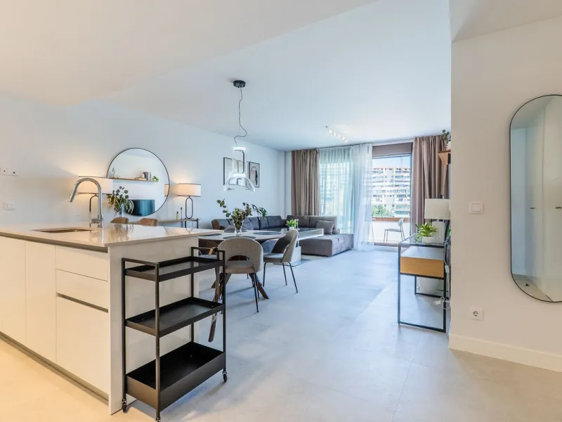 This stylish 93m² apartment with an 11m² terrace offers an ideal mix of contemporary comfort and an exceptional location. Only a 10-minute walk from the lively Estepona Port marina, the property features an airy open-plan design with a high-end kitchen, t