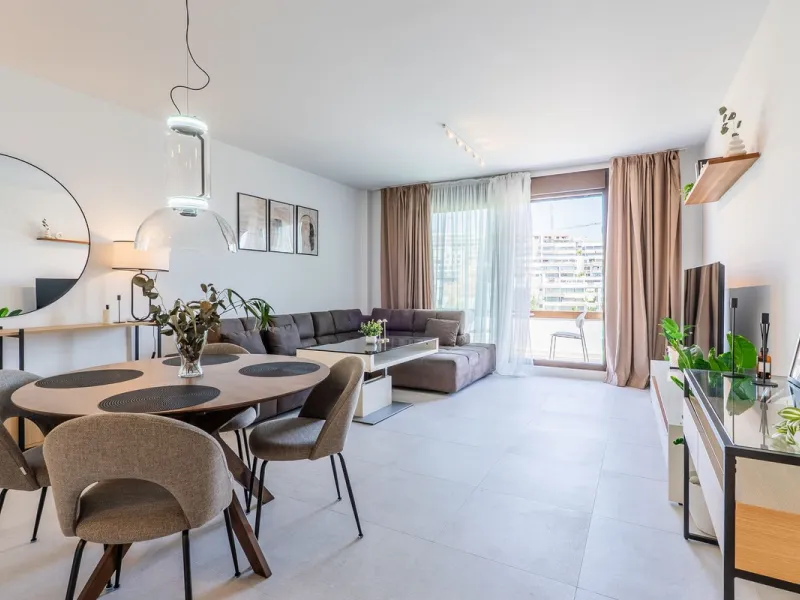 This stylish 93m² apartment with an 11m² terrace offers an ideal mix of contemporary comfort and an exceptional location. Only a 10-minute walk from the lively Estepona Port marina, the property features an airy open-plan design with a high-end kitchen, t