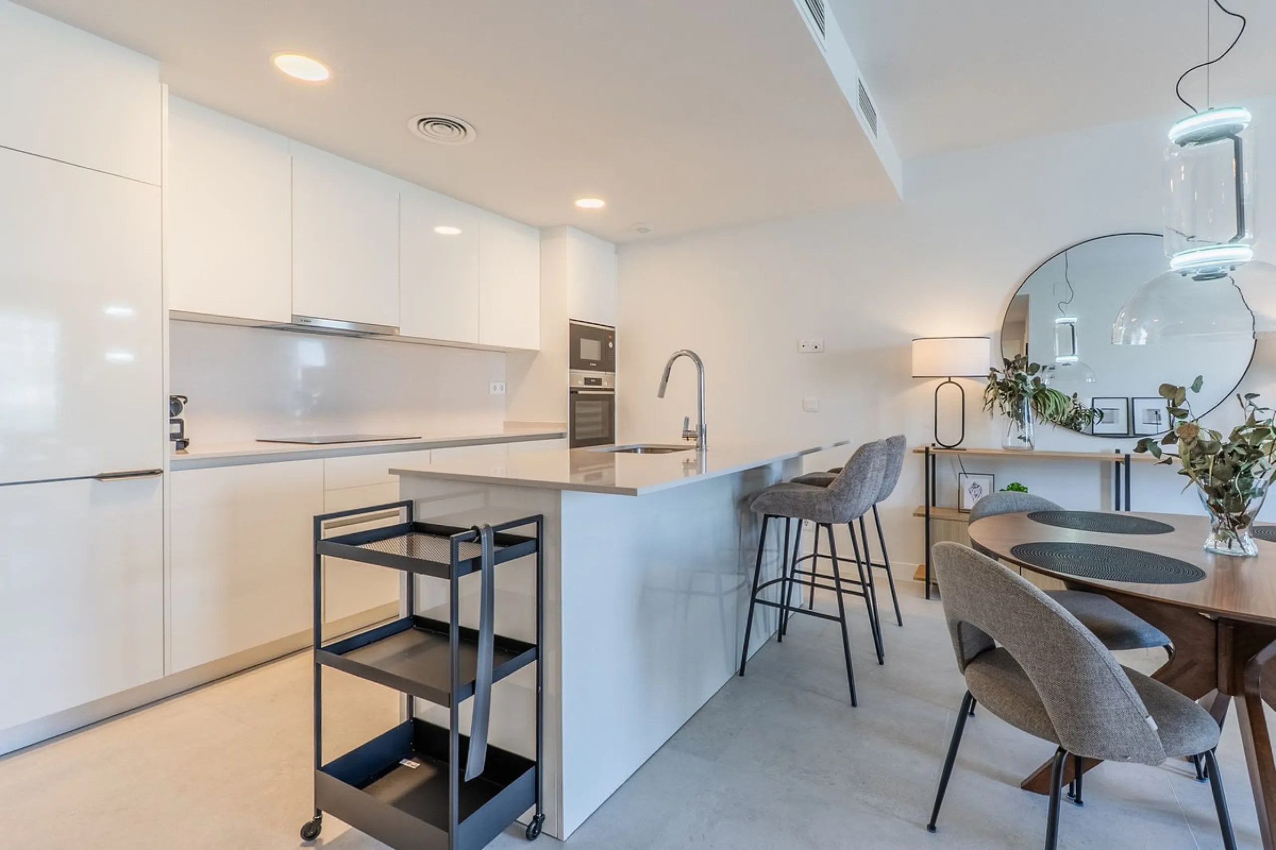 This stylish 93m² apartment with an 11m² terrace offers an ideal mix of contemporary comfort and an exceptional location. Only a 10-minute walk from the lively Estepona Port marina, the property features an airy open-plan design with a high-end kitchen, t