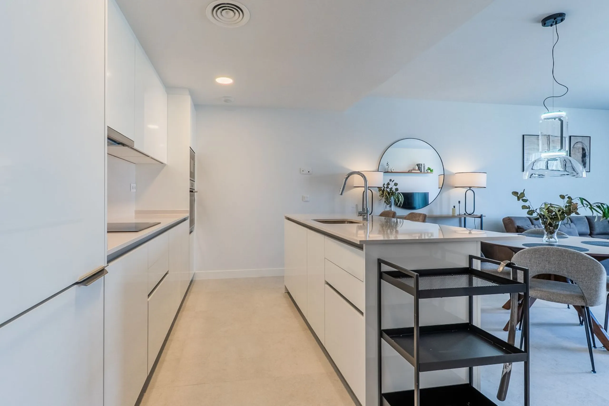 This stylish 93m² apartment with an 11m² terrace offers an ideal mix of contemporary comfort and an exceptional location. Only a 10-minute walk from the lively Estepona Port marina, the property features an airy open-plan design with a high-end kitchen, t