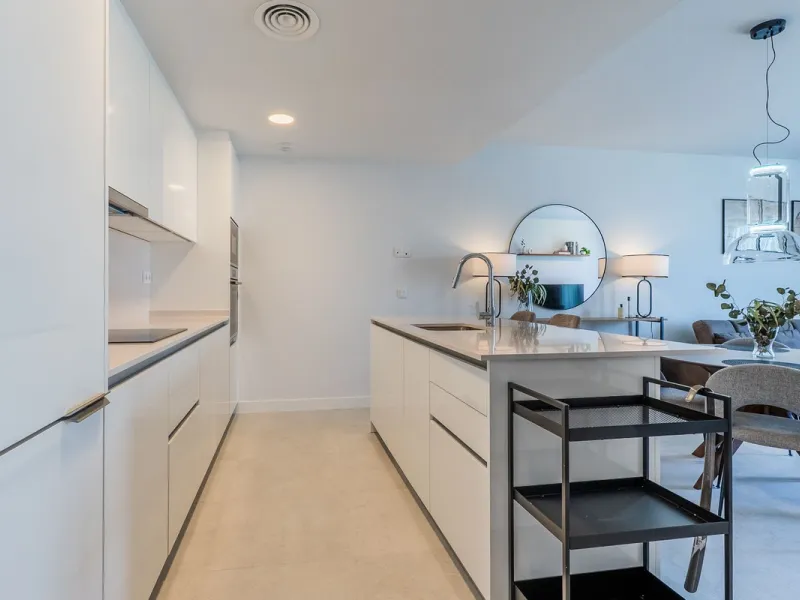 This stylish 93m² apartment with an 11m² terrace offers an ideal mix of contemporary comfort and an exceptional location. Only a 10-minute walk from the lively Estepona Port marina, the property features an airy open-plan design with a high-end kitchen, t