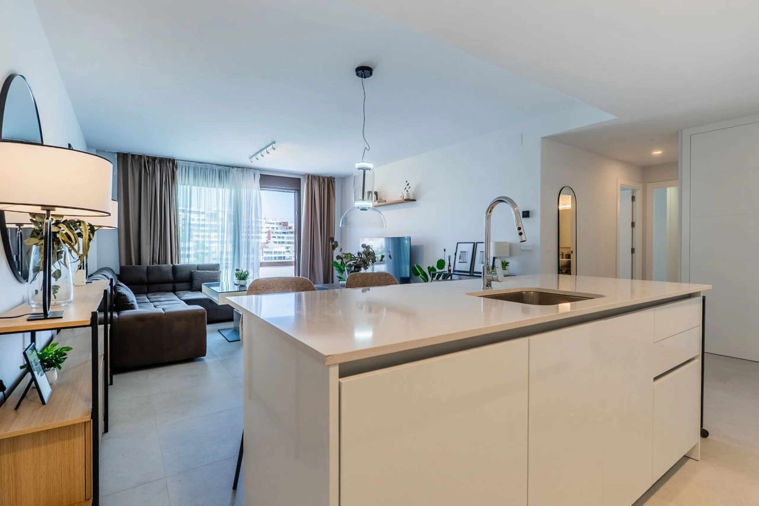 This stylish 93m² apartment with an 11m² terrace offers an ideal mix of contemporary comfort and an exceptional location. Only a 10-minute walk from the lively Estepona Port marina, the property features an airy open-plan design with a high-end kitchen, t