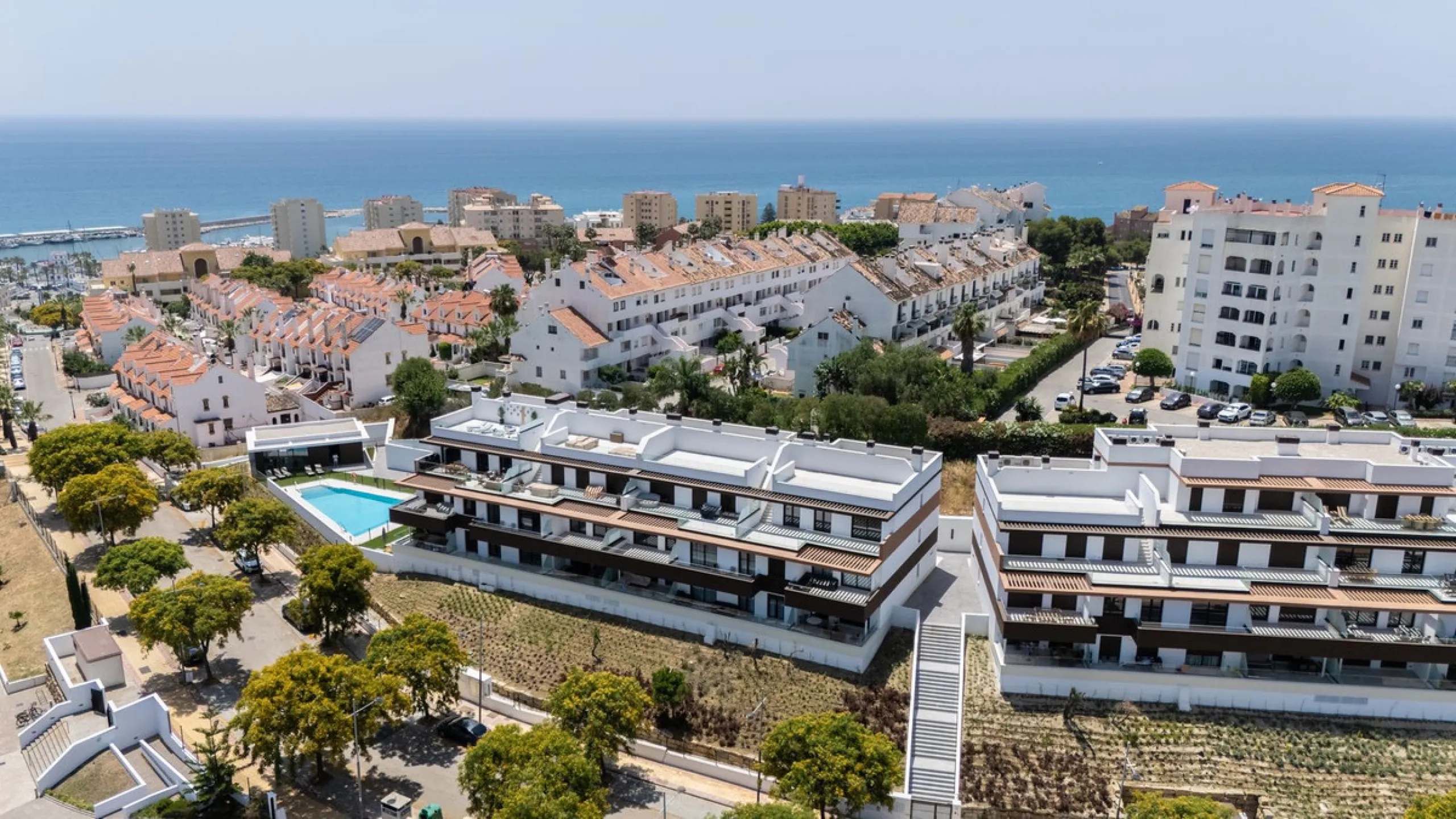This stylish 93m² apartment with an 11m² terrace offers an ideal mix of contemporary comfort and an exceptional location. Only a 10-minute walk from the lively Estepona Port marina, the property features an airy open-plan design with a high-end kitchen, t