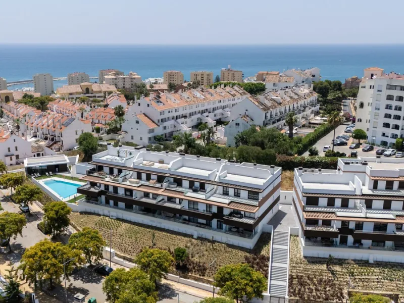 This stylish 93m² apartment with an 11m² terrace offers an ideal mix of contemporary comfort and an exceptional location. Only a 10-minute walk from the lively Estepona Port marina, the property features an airy open-plan design with a high-end kitchen, t